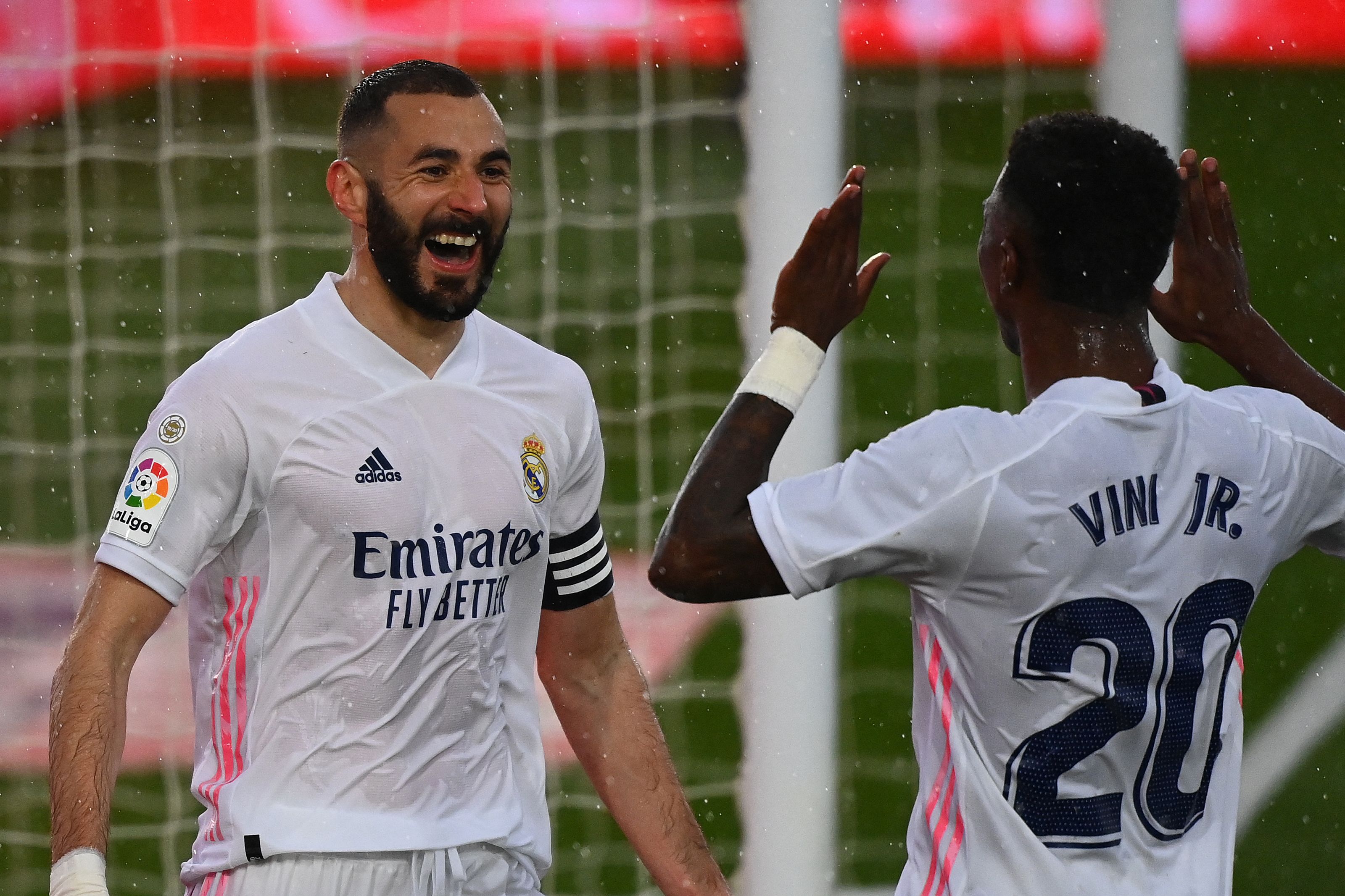 Karim Benzema  celebra con el brasileño Vinicius Junior después de anotar el segundo gol contra el Éibar. (Foto Prensa Libre: AFP).