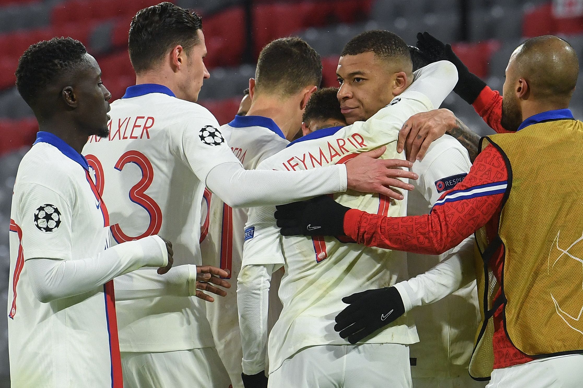 El delantero francés del PSG, Kylian Mbappe marcó dos goles en el partido de ida en Alemania. Foto Prensa Libre: AFP.