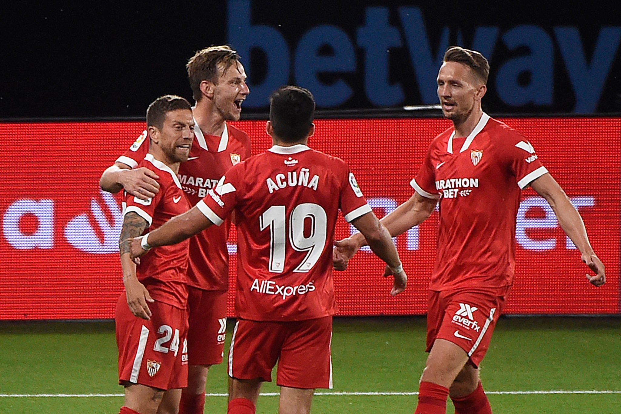 El jugador argentino del Sevilla, Papu Gomez, (24) celebra con sus compañeros la victoria ante el Celta de Vigo que les acerca al liderato. Foto Prensa Libre: AFP.