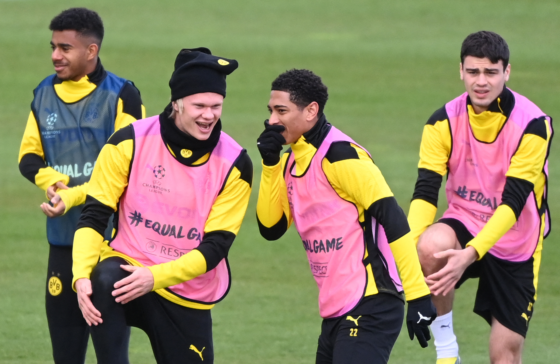 Ansgar Knauff y Erling Braut Haaland, del Borussia Dortmund conversan en el entreno antes de enfrentar al Manchester City. Foto Prensa Libre: AFP.