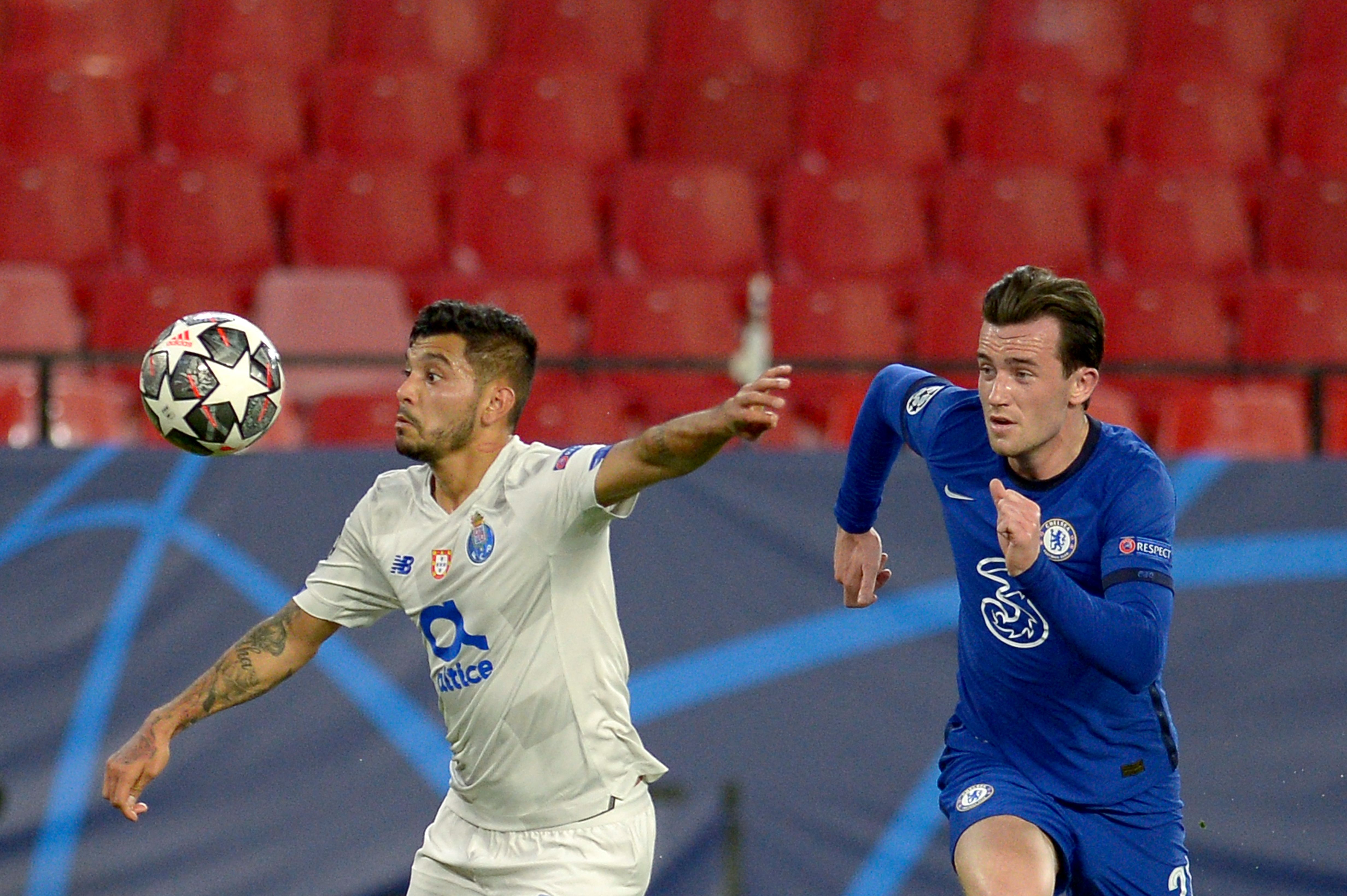 El defensa del Chelsea, Ben Chilwell marca al delantero mexicano, Jesús Corona "Tecatito" during el partido de vuelta por los cuartos de final. Foto Prensa Libre: AFP.