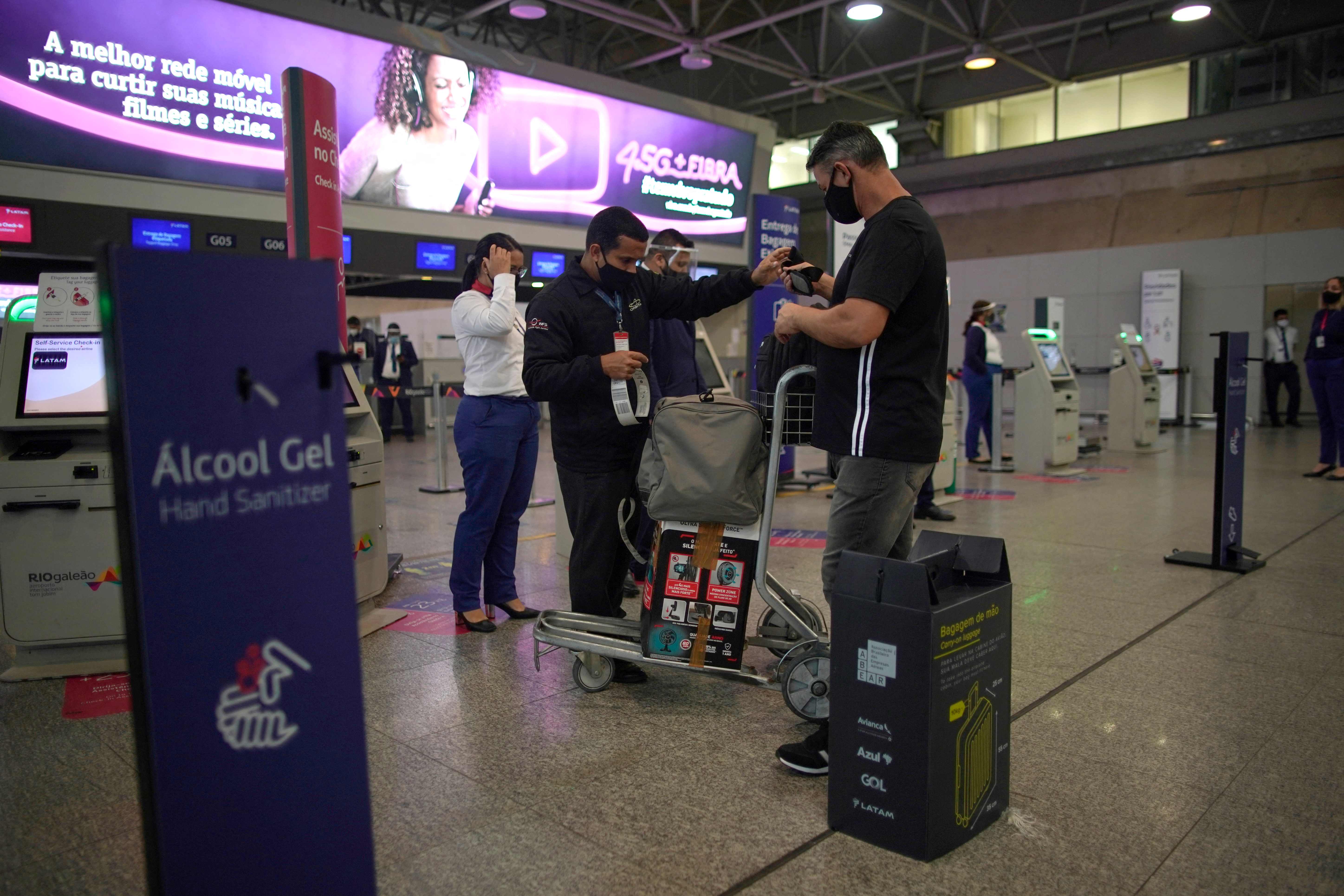 Viajeros en el aeropuerto de Rio, Brasil. (Foto: AFP)