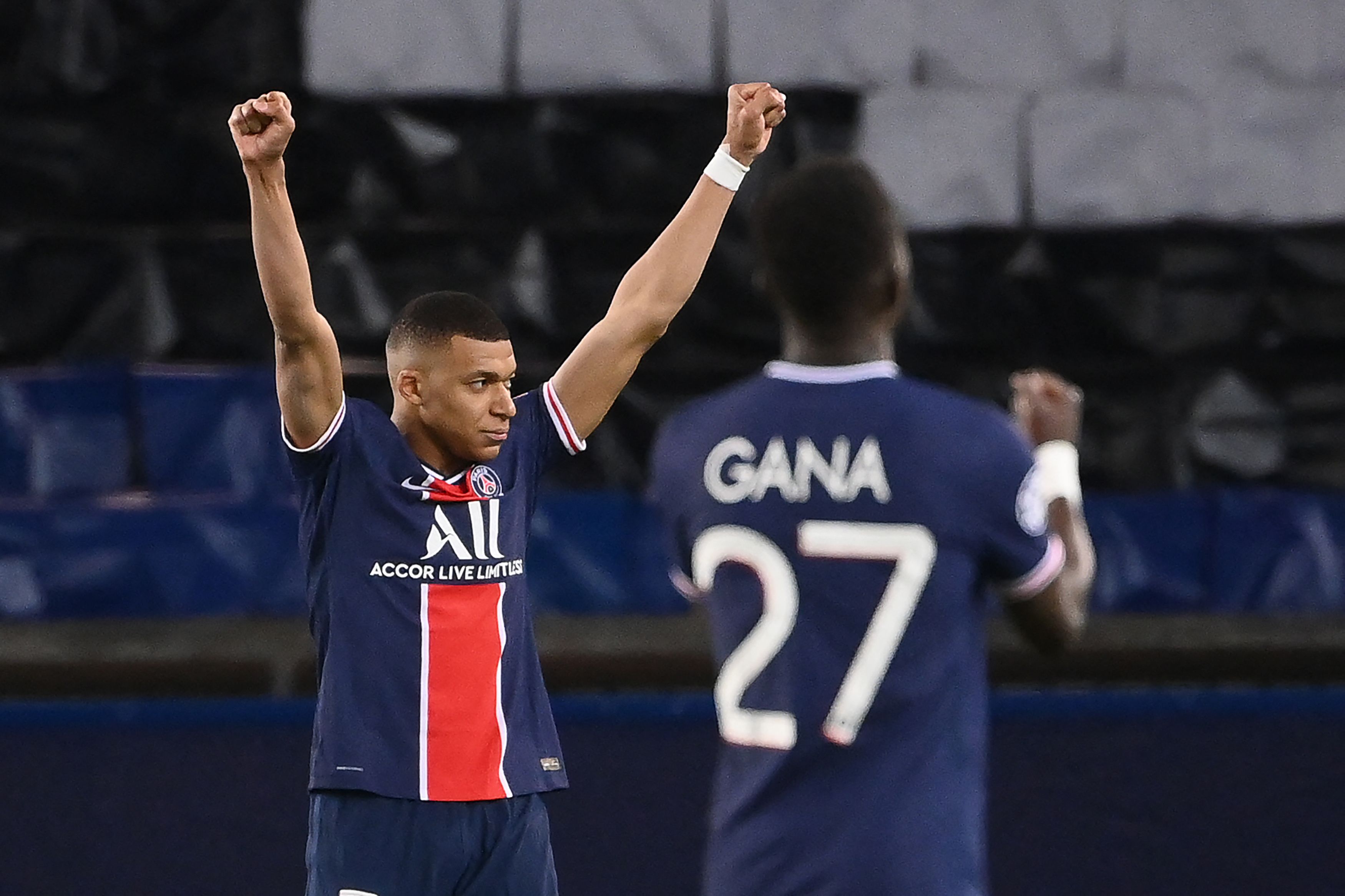 Kylian Mbappe e Idrissa Gueye celebran tras clasificarse a las semifinales. Foto Prensa Libre: AFP.