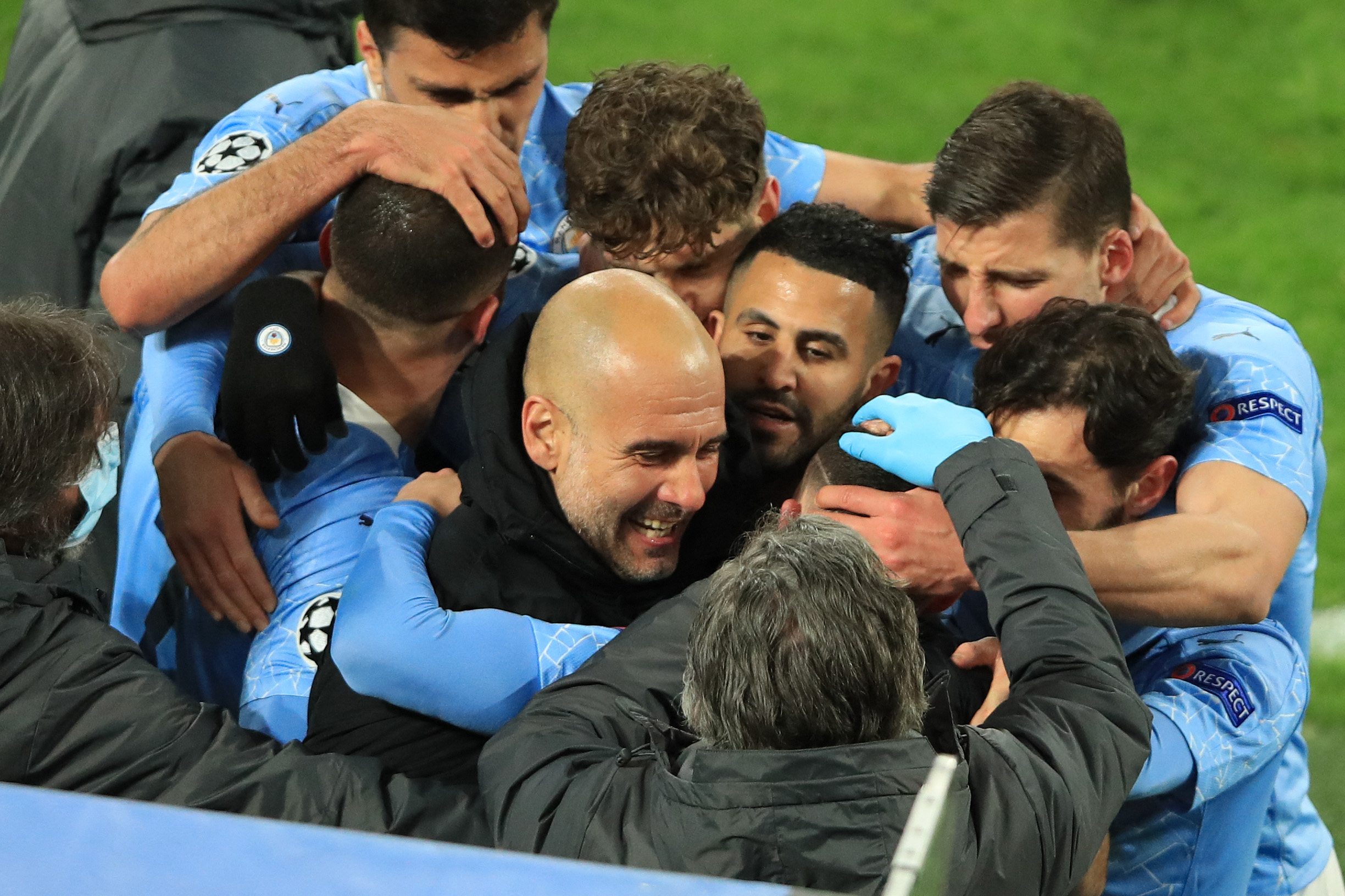 El mediocampista Phil Foden fue a celebrar con Pep Guardiola el gol que les dio la clasificación. Foto Prensa Libre: AFP.