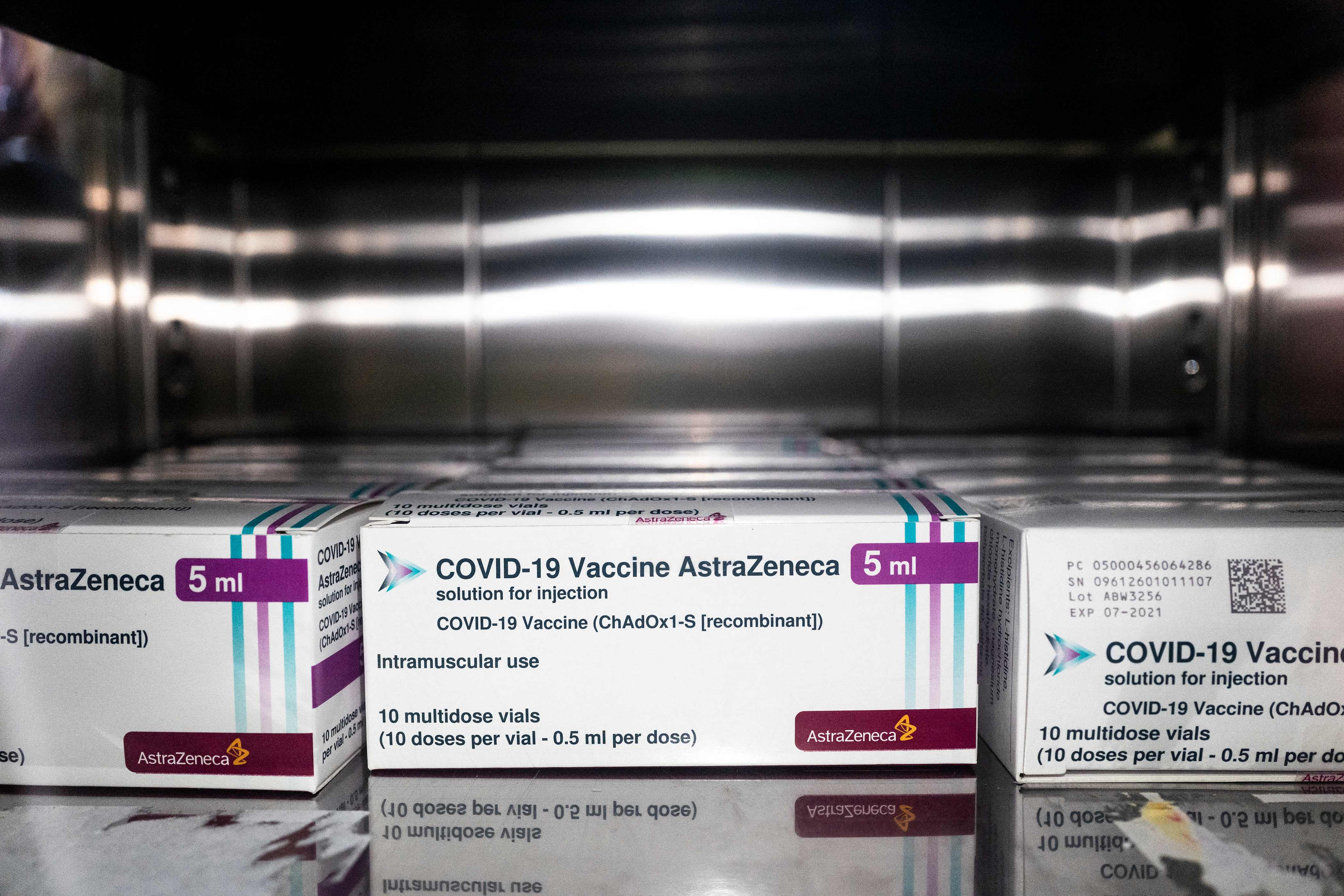 Cajas que contienen dosis de la vacuna de AstraZeneca contra el covid-19. (Foto Prensa Libre: AFP)