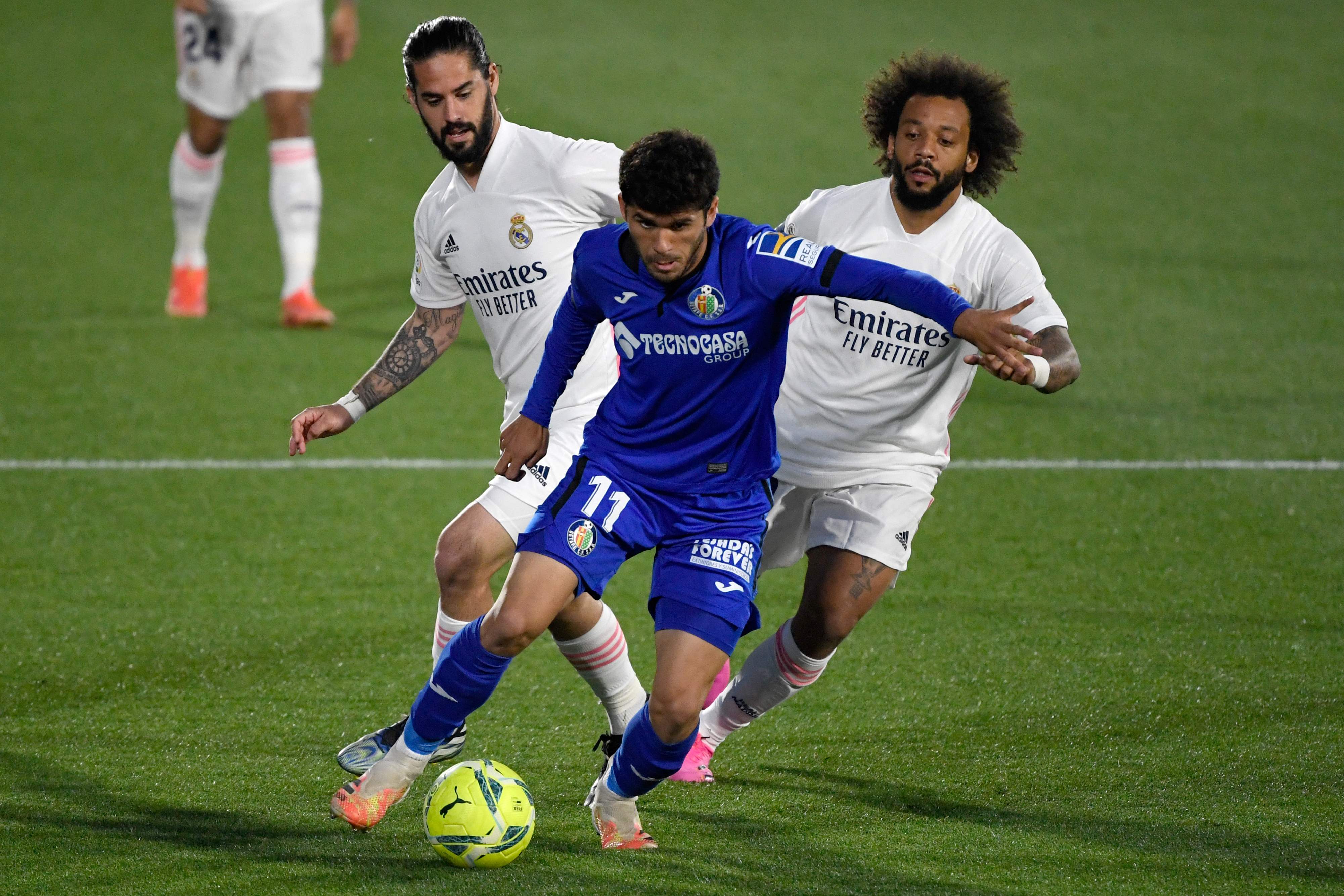 Marcelo e Isco Alarcón presionan a Carles Alena, del Getafe, en el partido que terminó sin goles. (Foto Prensa Libre: AFP).