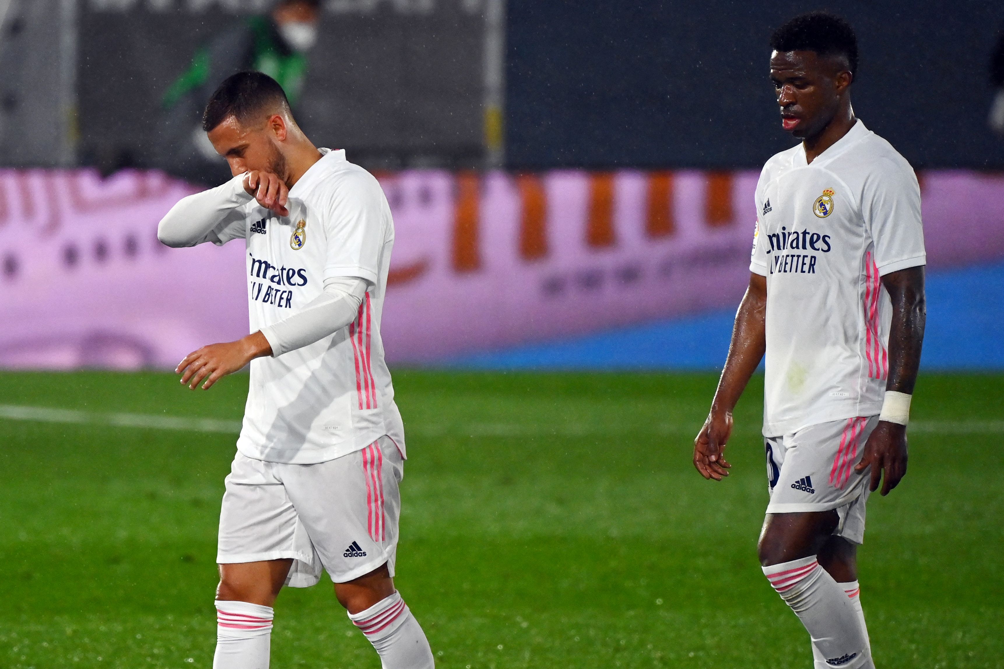 Eden Hazard y Vinicius Junior muestran su frustración después del empate contra el Real Betis. (Foto Prensa Libre: AFP).
