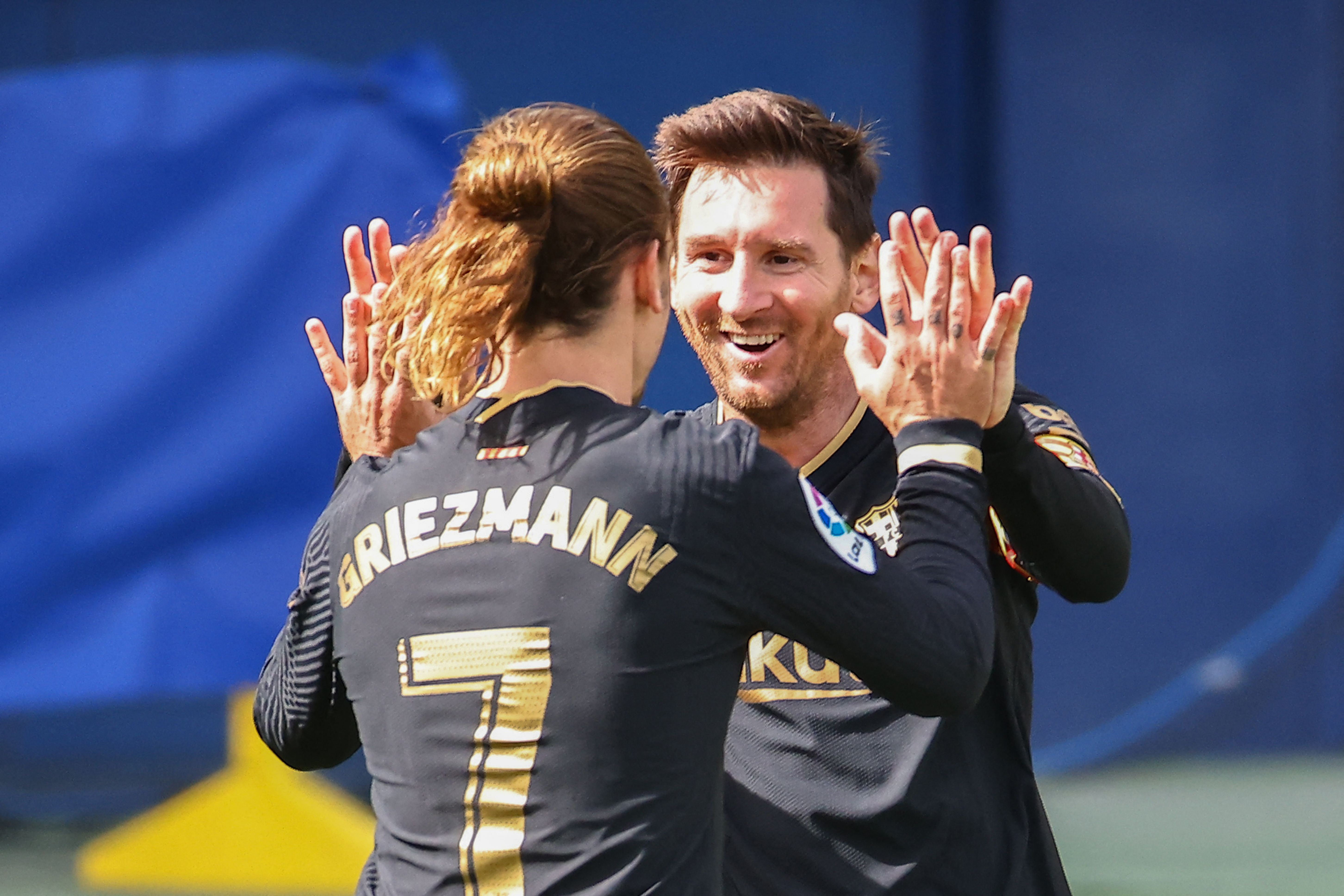 Antoine Griezmann celbra con Lionel Messi uno de los dos goles que le anotó al Villarreal el pasado 25 de abril. Foto Prensa Libre: AFP.