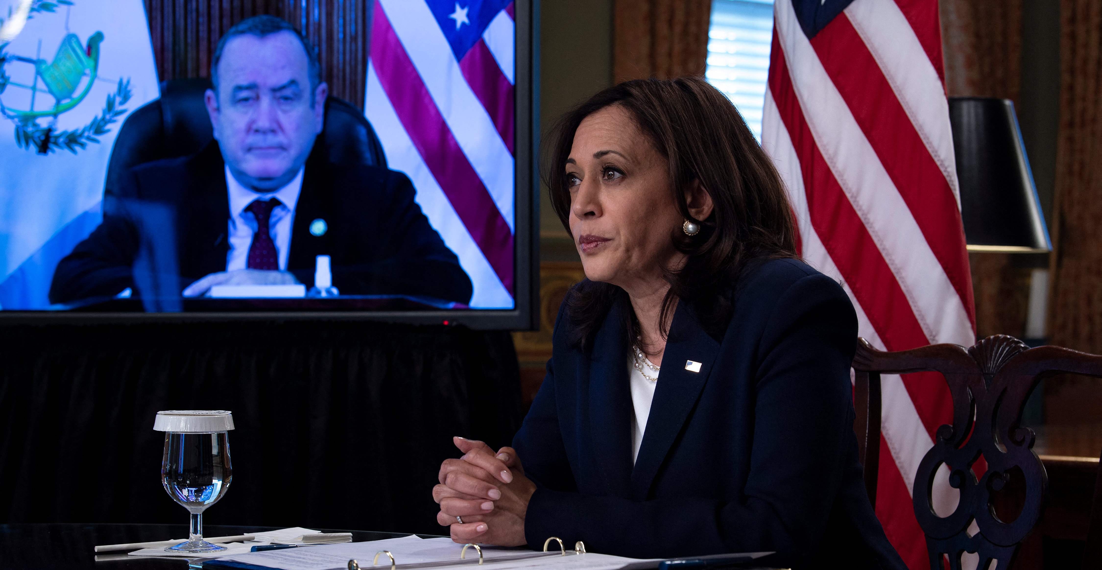 La vicepresidenta de EE. UU., Kamala Harris, habló por teléfono con el presidente Alejandro Giammattei para tratar temas relacionados con la corrupción y las causas de la migración. (Foto Prensa Libre: AFP)