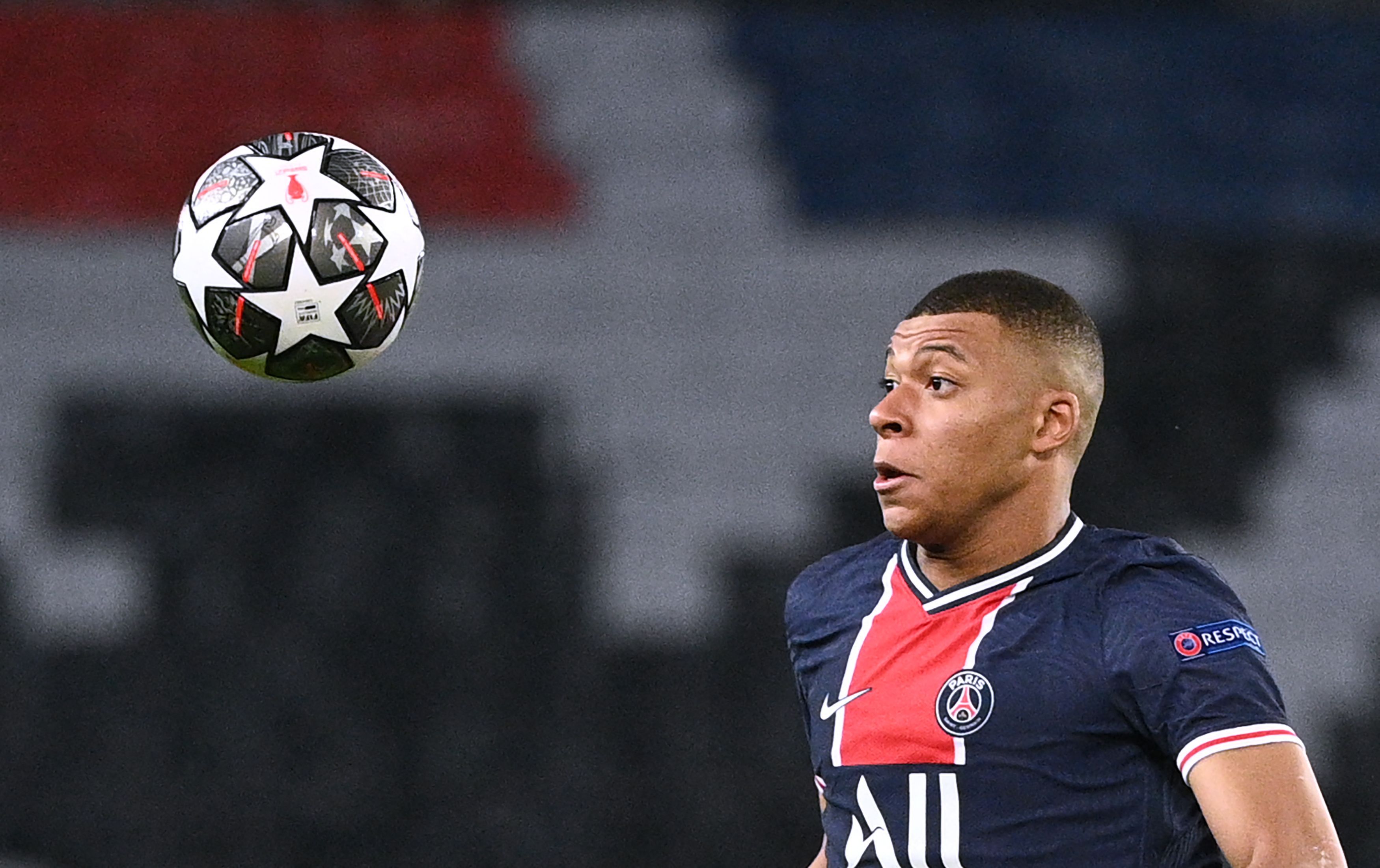 El delantero francés Kylian Mbappé controla un balón durante un juego de la Champions League. Foto Prensa Libre: AFP.