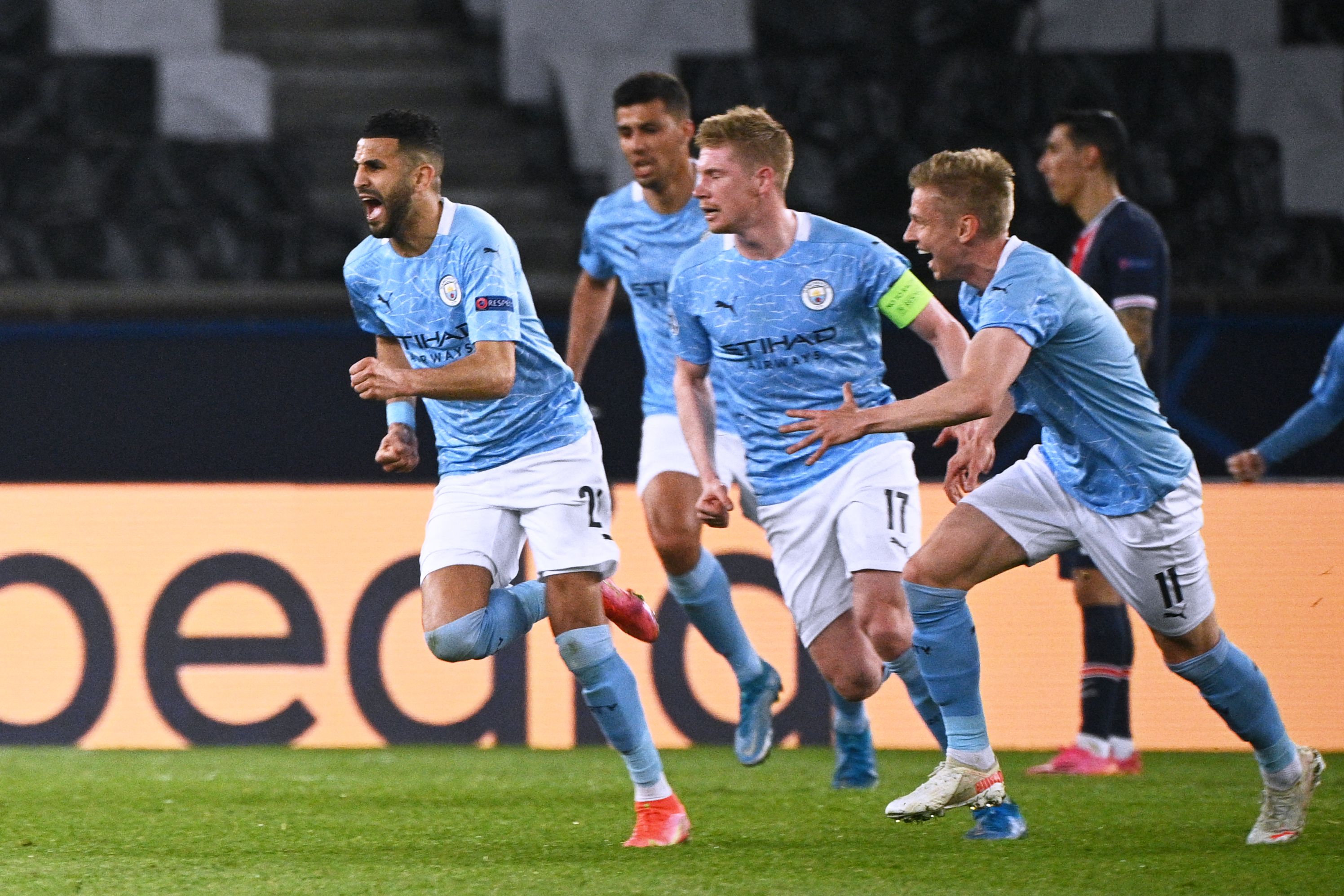 El mediocampista del Manchester City, Riyad Mahrez celebra tras marcar el segundo gol de su equipo. Foto Prensa Libre: AFP.