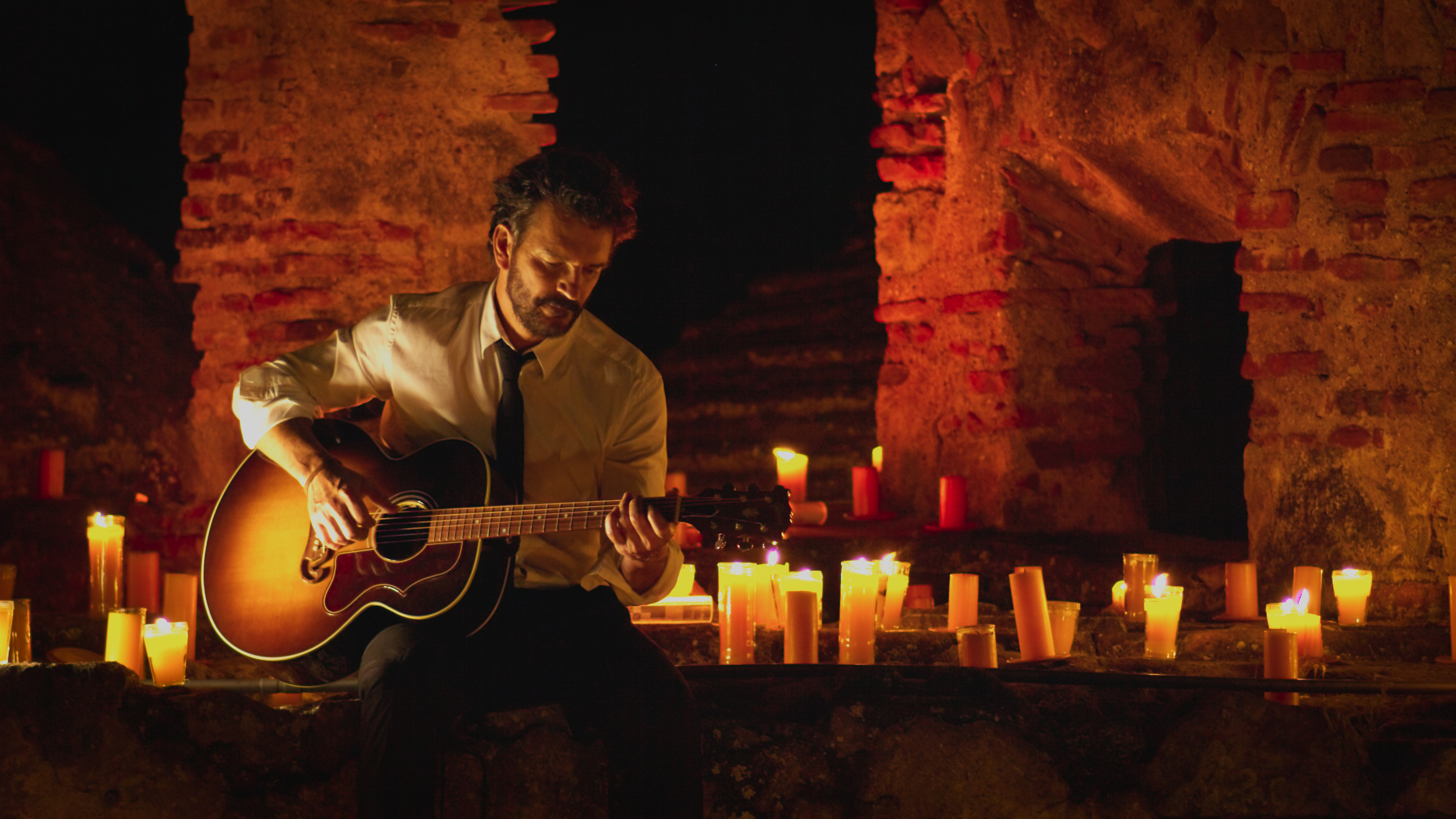 Ricardo Arjona se presentó ante cientos de personas en su presentación "Hecho a la Antigua". (Foto Prensa Libre: Cortesía Metamorfosis)