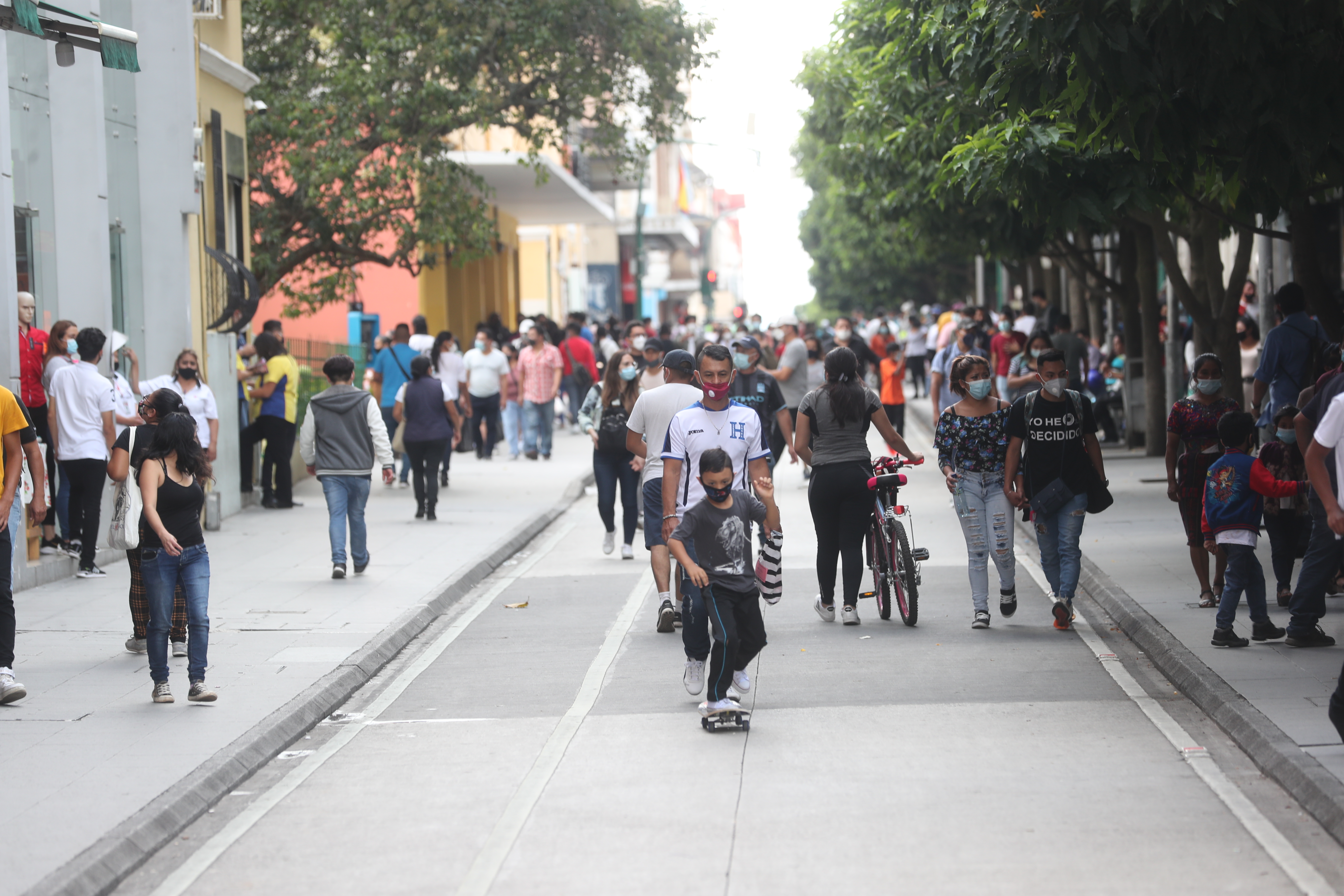 En las nuevas disposiciones para el combate del covid-19 en el país, se limita la realización de actividades al aire libre. (Foto Prensa Libre: Érick Ávila)