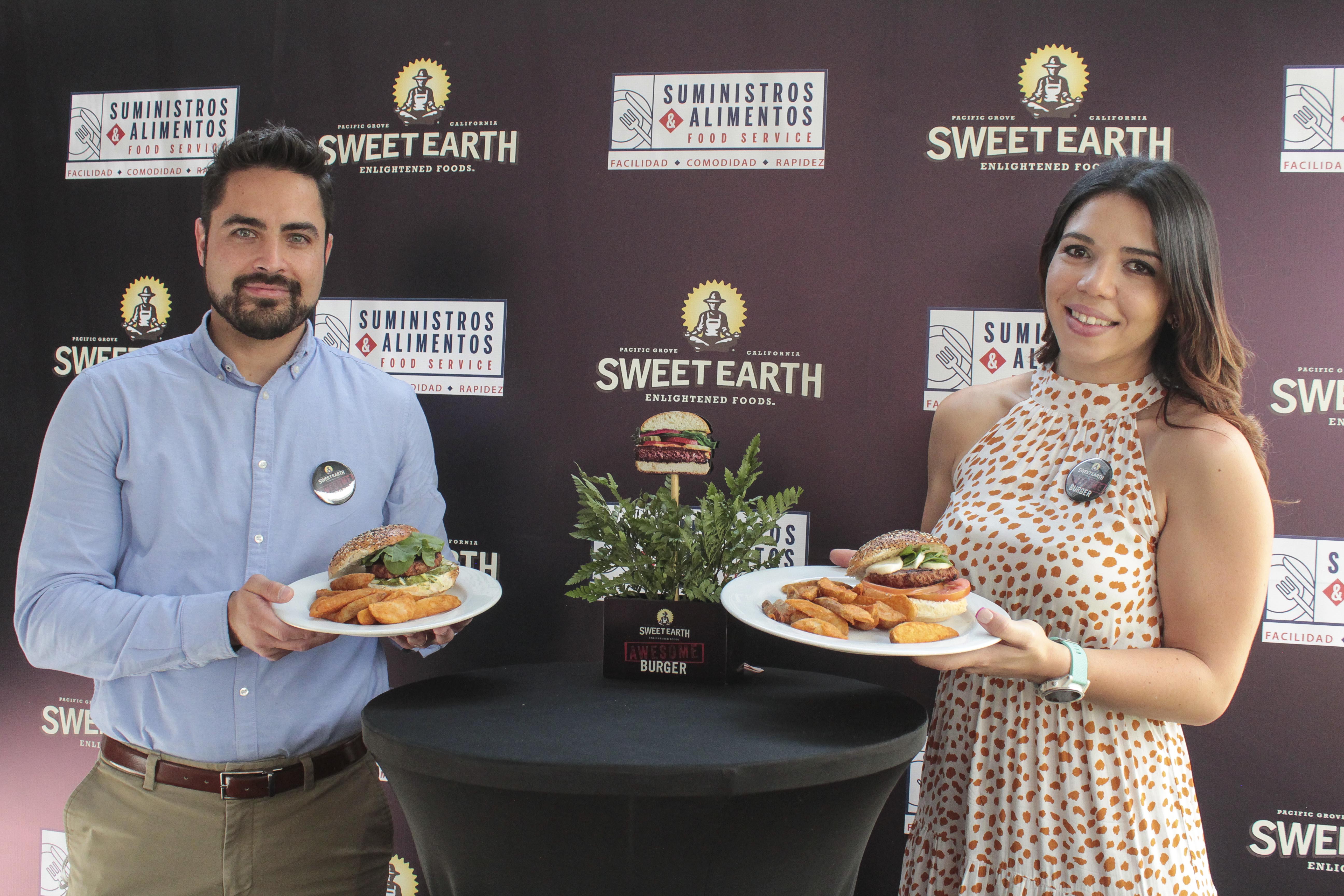 •	Juan José González, gerente de Mercadeo Suministros & Alimentos y Caridad Barillas, gerente de Nestlé Professional para Guatemala, presentaron la nueva hamburguesa. Foto Prensa Libre: Cortesía Gaby Santisteban.