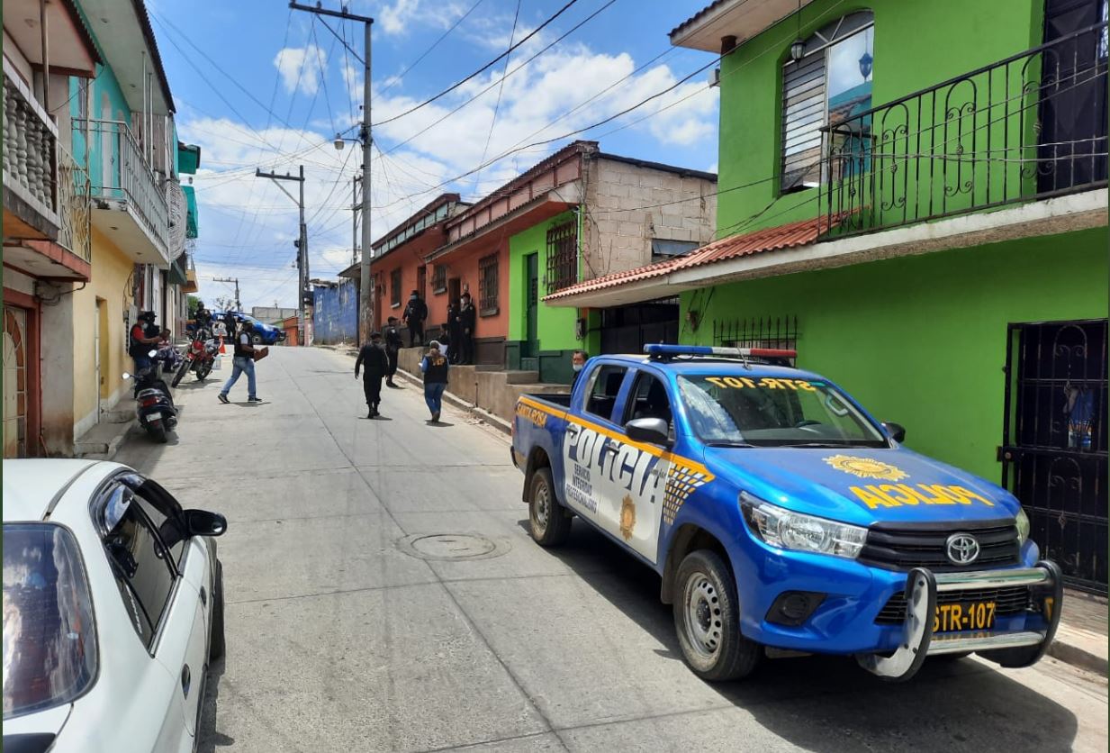 Agentes de la PNC efectúan operativos en busca de los responsables de la muerte de una pareja de esposos, en Barberena, Santa Rosa. (Foto Prensa Libre: PNC)