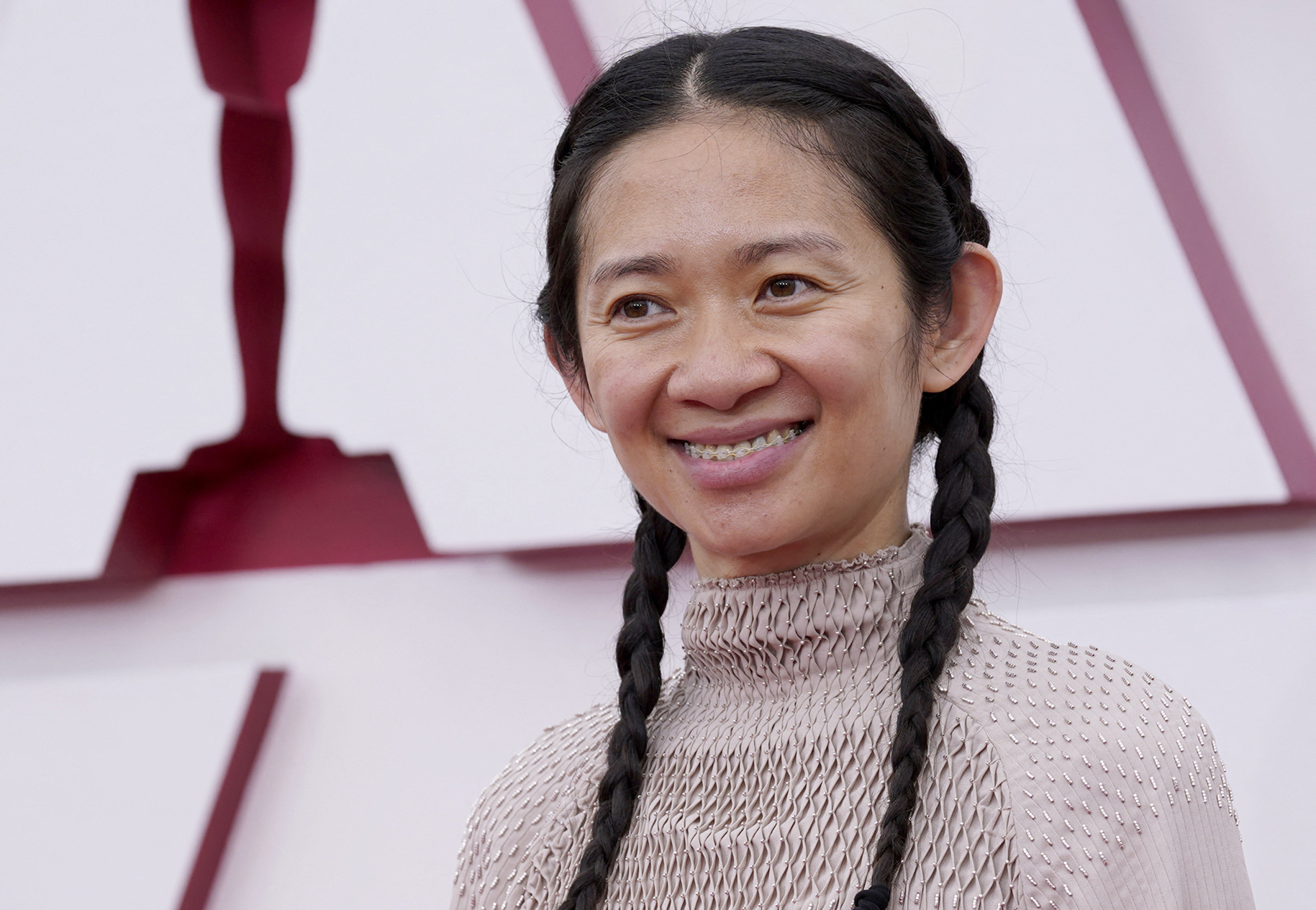 Chloé Zhao, directora de "Nomadland" agradeció a los nómadas que conocieron durante el rodaje de la película.  (Foto Prensa Libre: Chris Pizzello / POOL / AFP).