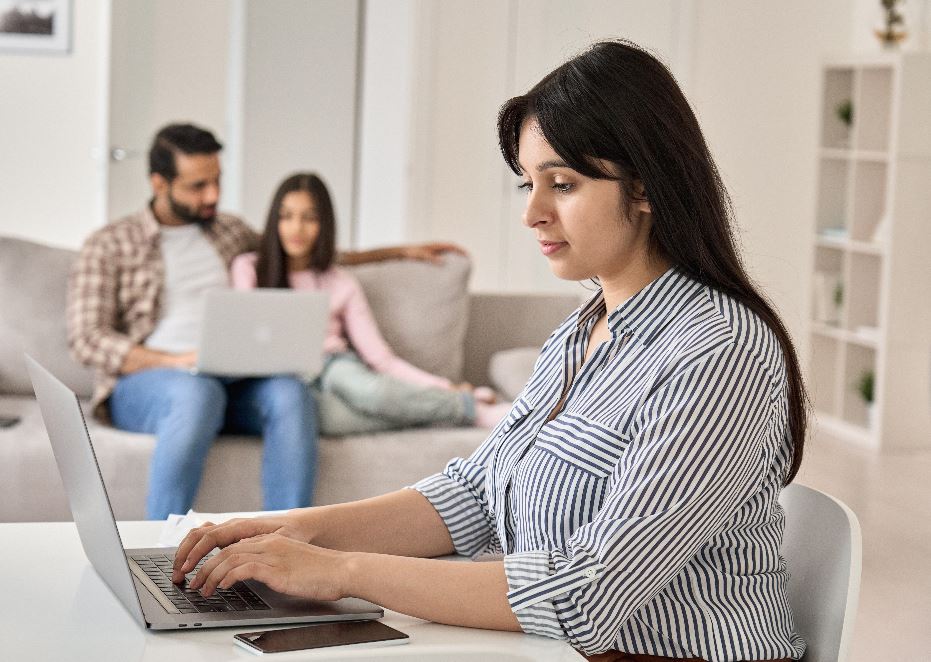 Las ferias virtuales reúnen oferta y demanda, pero aún es bajo el porcentaje de candidatos que logra una plaza. (Foto Prensa Libre: Shutterstock)