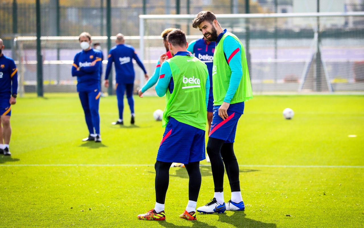 Los jugadores del Barcelona, previo a enfrentar al Valladolid. (Foto Prensa Libre: Twitter FC Barcelona)