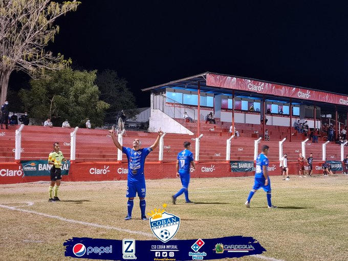 Janderson Pereira celebra el gol del triunfo de Cobán Imperial contra Sacachispas. (Foto Cobán Imperial).