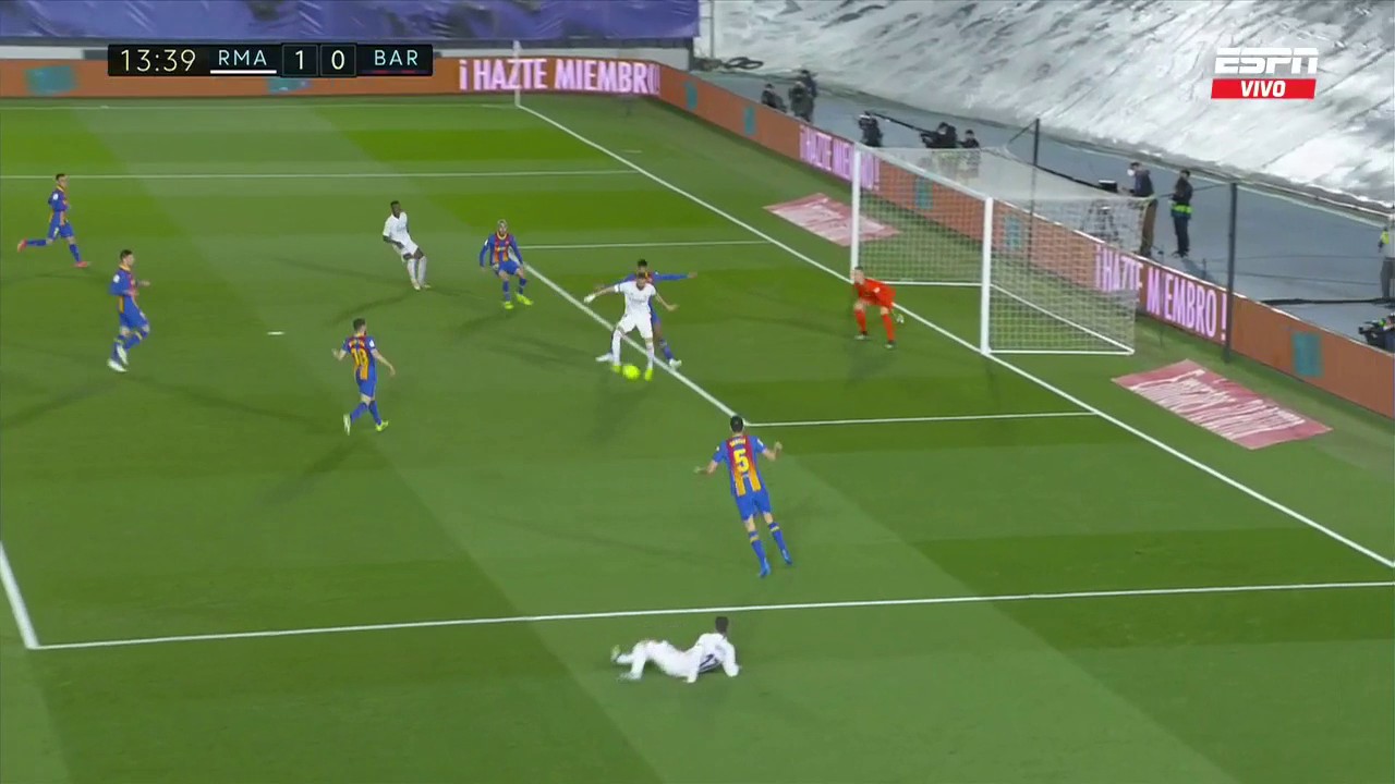 Momento del taconazo de Karim Benzema, para marcar el primer gol del Real Madrid frente al Barcelona. (Foto Prensa Libre: Captura video Twitter)