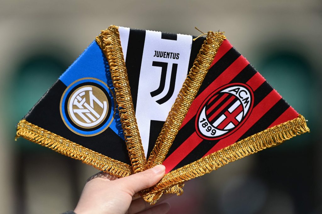 Banderines de los clubes italianos que formarían parte de la Superliga europea. Foto: AFP