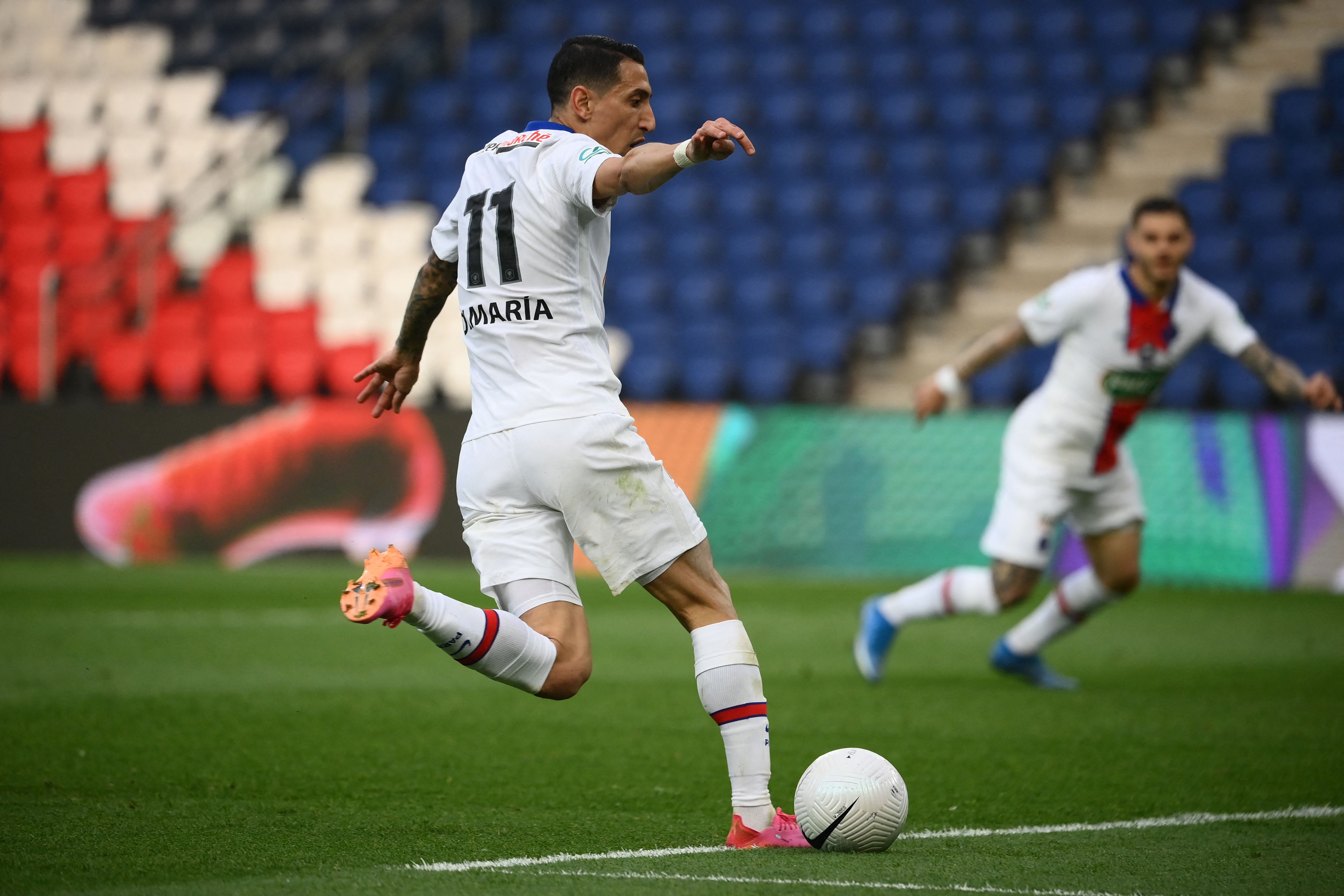 Angel Di María del PSG le asistió a Mauro Icardi "de rabona" para que marcara el cuarto gol contra el Angers en la Copa de Francia. Al final ganaron 5-0 con triplete de Icardi. Foto Prensa Libre: AFP