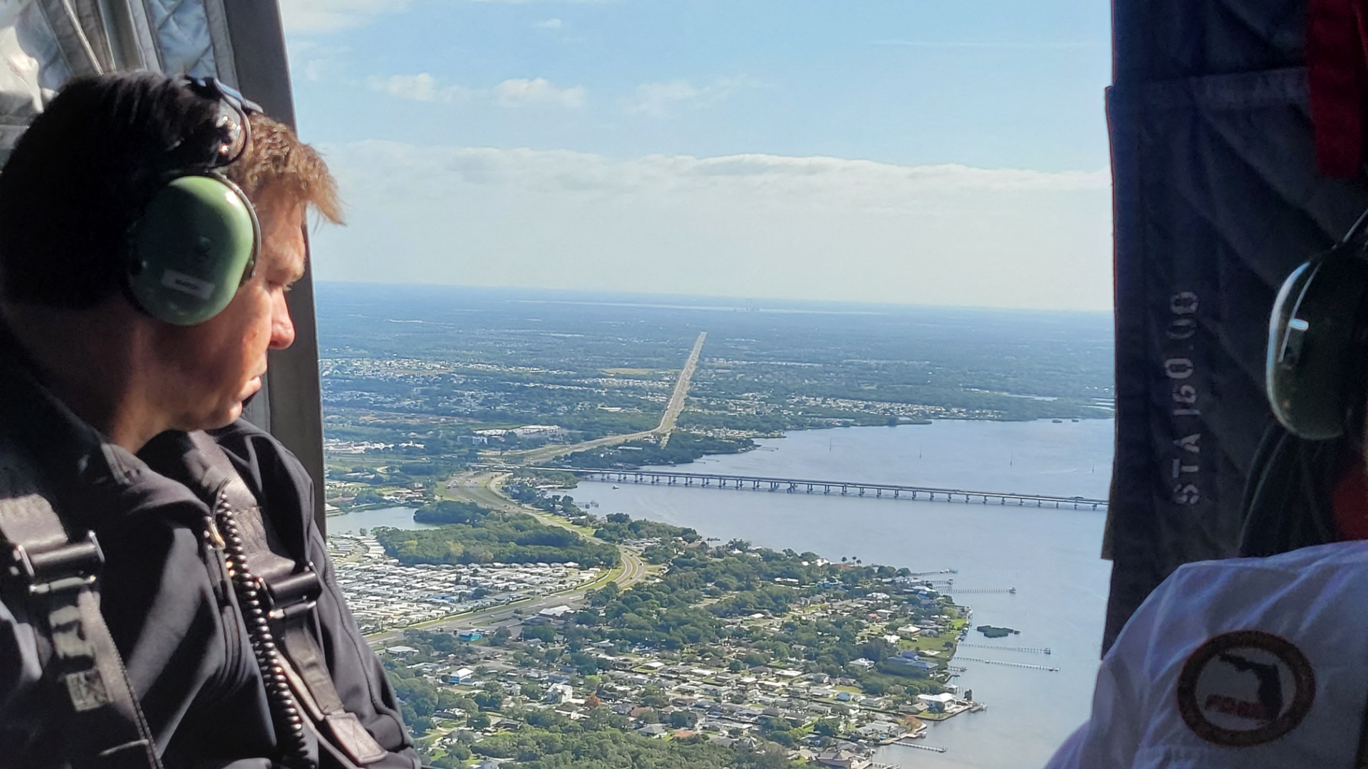 Foto divulgada en la cuenta de Twitter del gobernador de Florida, Ron DeSantis, donde sobrevuela el área de emergencia. (Foto Prensa Libre: AFP)