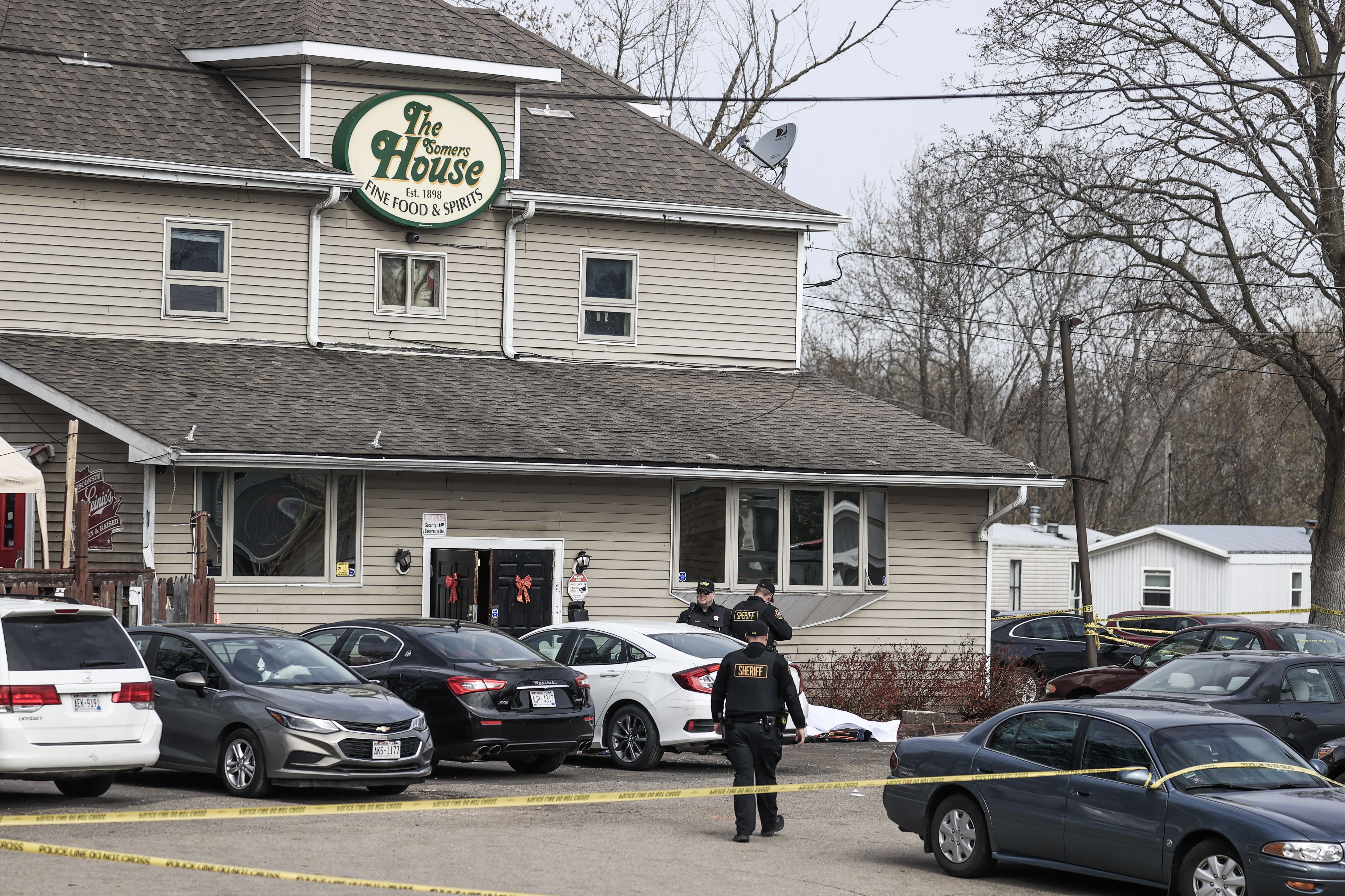 La Policía acordona el área donde ocurrió una balacera en Wisconsin, Estados Unidos. (Foto Prensa Libre: EFE)