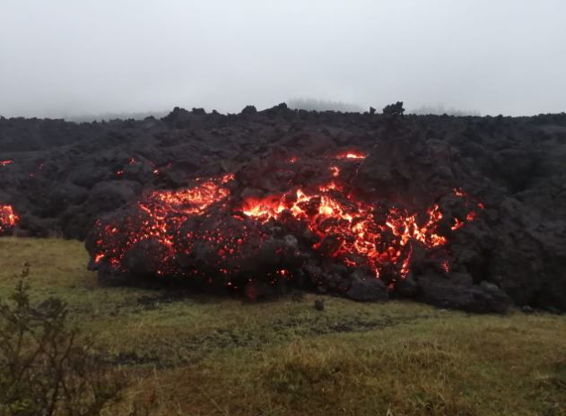 Lava del Pacaya avanza hacia comunidades cercanas. (Foto Prensa Libre: Conred) 