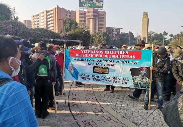 Grupo de soldados veteranos que participan en la manifestación de este martes 13 de abril en la capital del país. (Foto Prensa Libre: La Red)