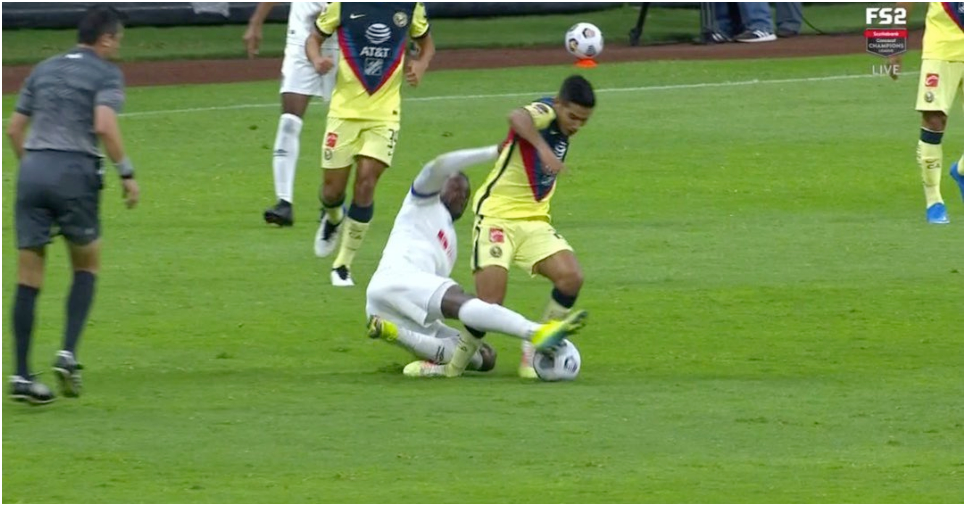 Este fue el momento en que el jugador del Olimpia Yustin Arboleda lesiona al seleccionado nacional Jesús López que juega en el América. Foto Prensa Libre: Captura de pantalla. 