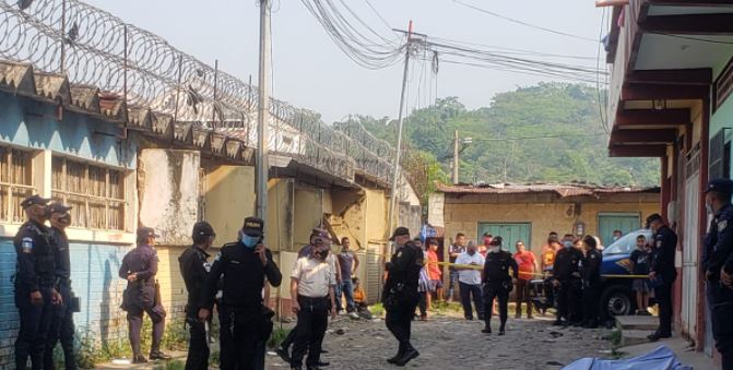 Lugar donde murió baleado el secretario municipal de Malacatán, Milton Alfaro López. (Foto Prensa Libre)
 
