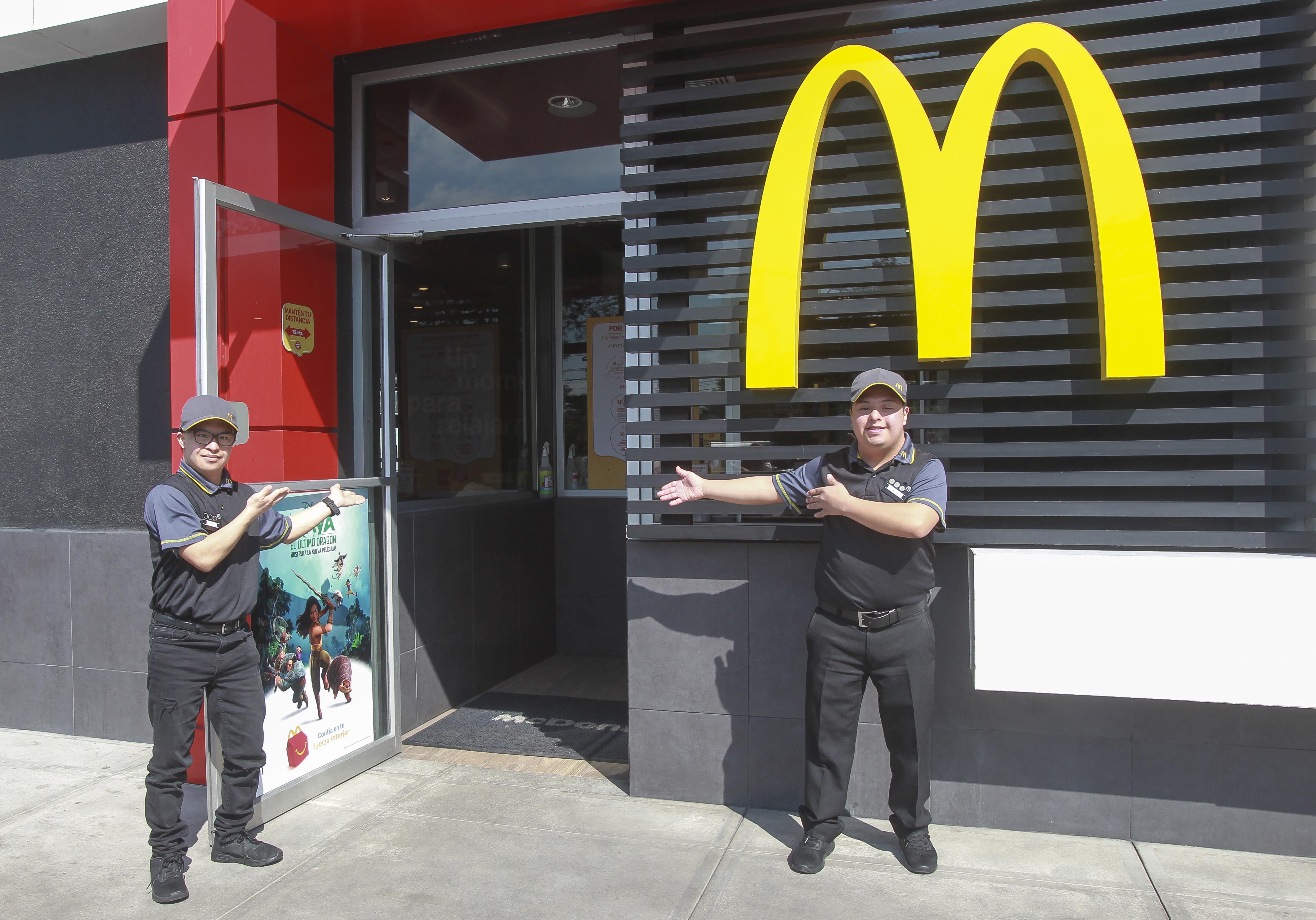 Por casi tres décadas McDonald’s ha integrado a personas con capacidades diferentes en distintos puestos de trabajo. Foto Prensa Libre: Norvin Mendoza