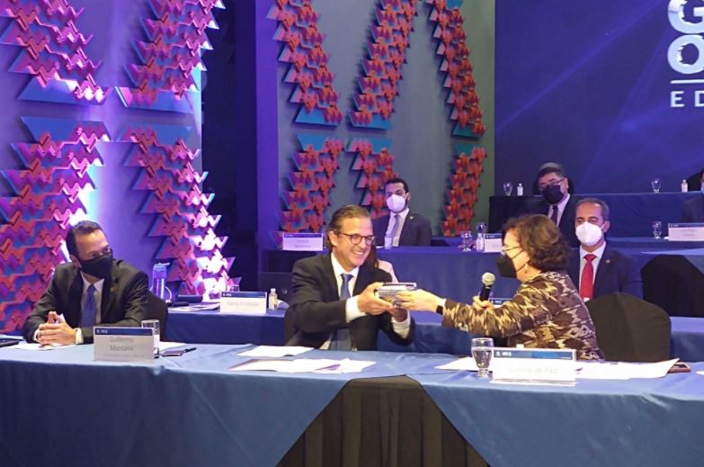 Connie de Paiz entrega presidencia de Agexport a Guillermo Montano. (Foto Prensa Libre: Twitter Agexport)