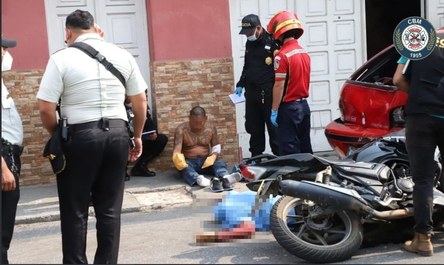 
Uno de los presuntos pandilleros murió en el lugar donde se estrellaron con un carro estacionado. (Foto Prensa Libre: Bomberos Municipales)
