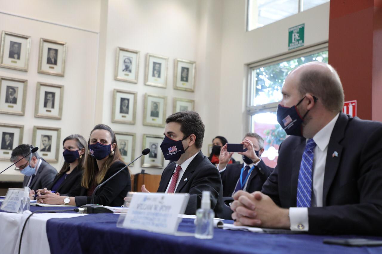 Ricardo Zúñiga (centro) y el resto de la comitiva, en una reunión de trabajo en la Cancillería. (Foto: Minex)