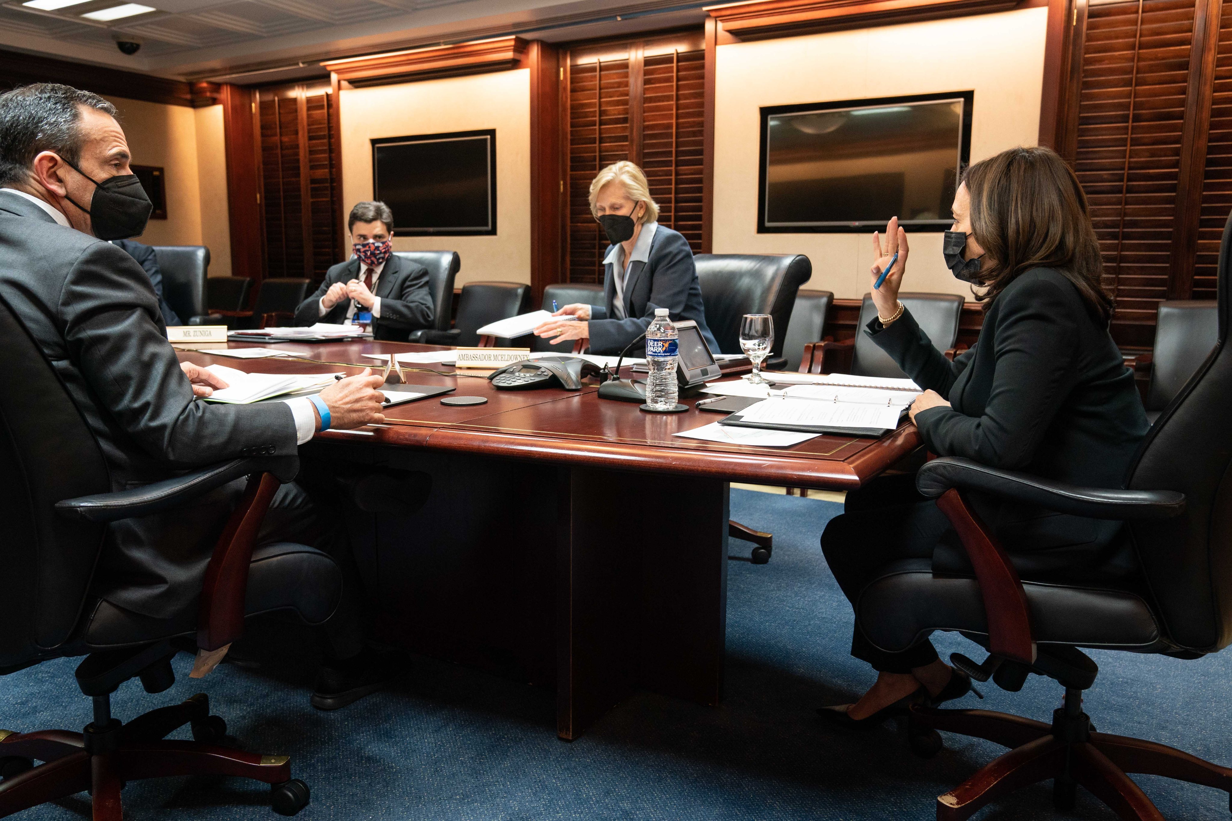 Ricardo Zúñiga, enviado especial de Estados Unidos para el Triángulo Norte, en una reunión con la vicepresidenta Kamala Harris. (Foto Prensa Libre: Twitter @VP)