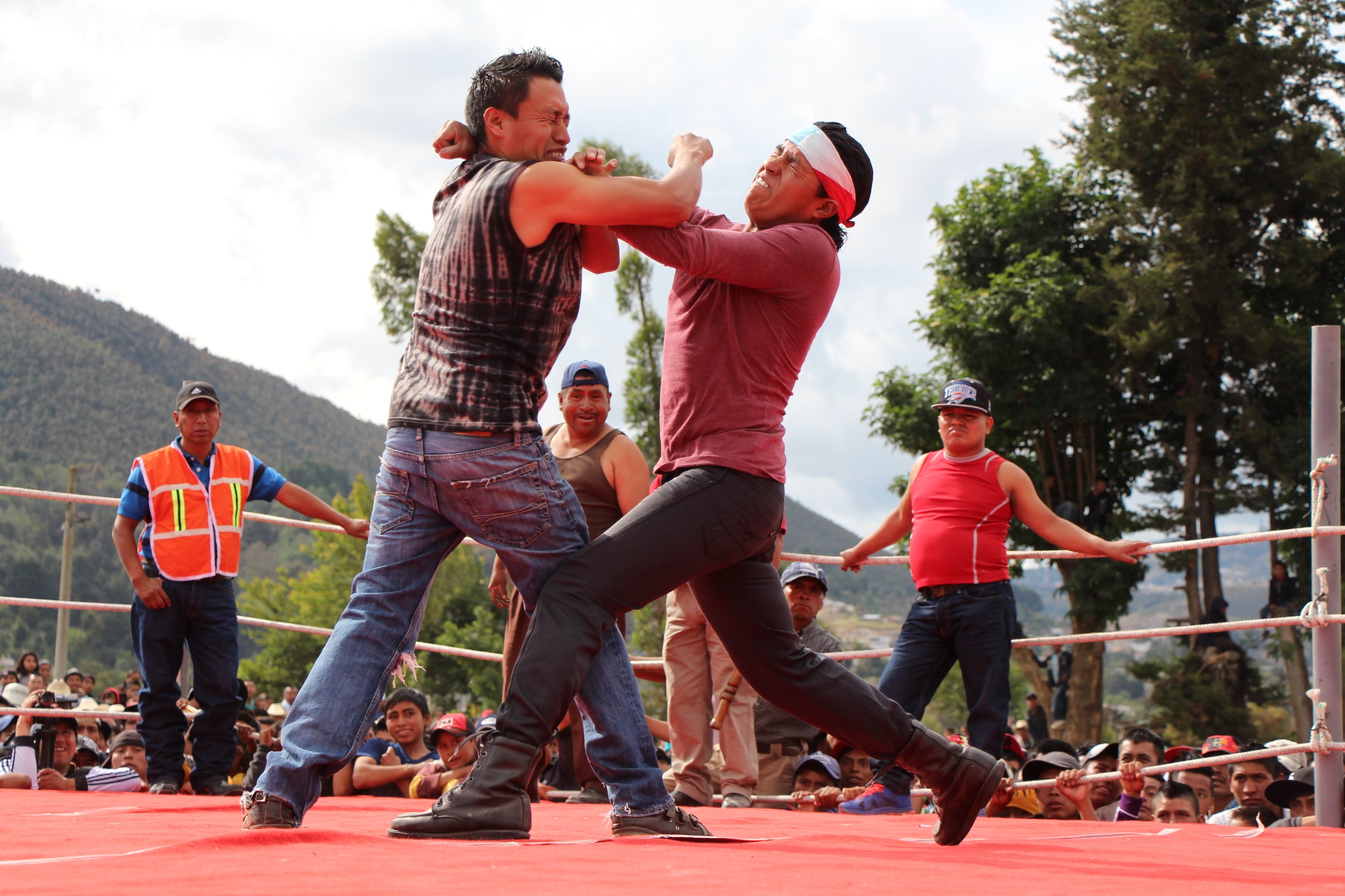 Las peleas en Chivarreto, Totonicapán, son parte de las costumbres y tradiciones de Semana Santa en Guatemala. (Foto HemerotecaPL)