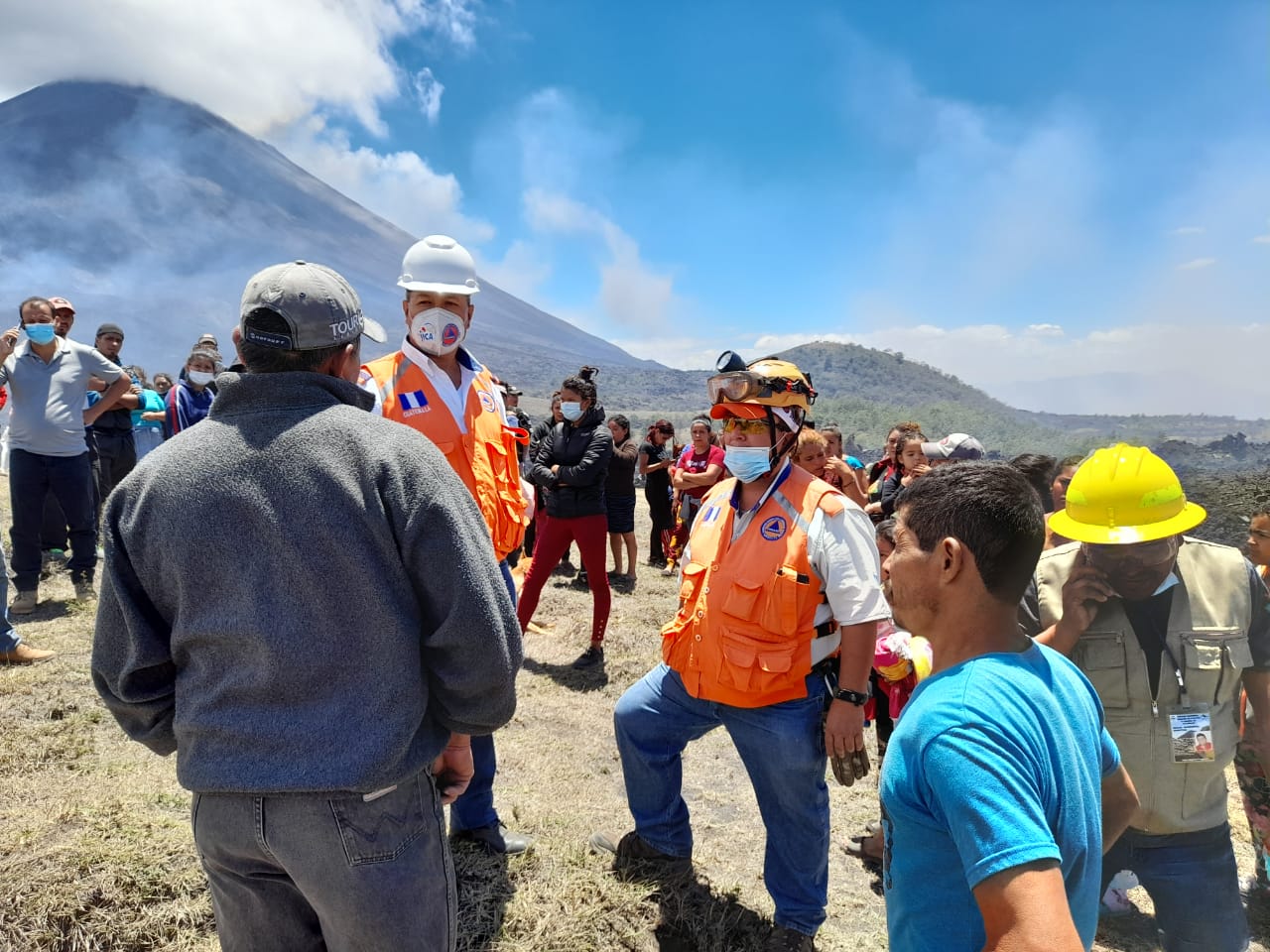 Autoridades locales inspeccionan el flujo de la lava para fijar la mejor estrategia para las comunidades cercanas. Fotografía: Conred. 