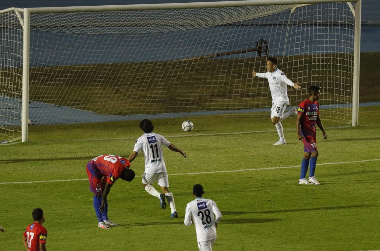 Óscar Santis festeja el primer gol de Comunicaciones en el triunfo contra Iztapa. (Foto Prensa Libre: Esbin García).