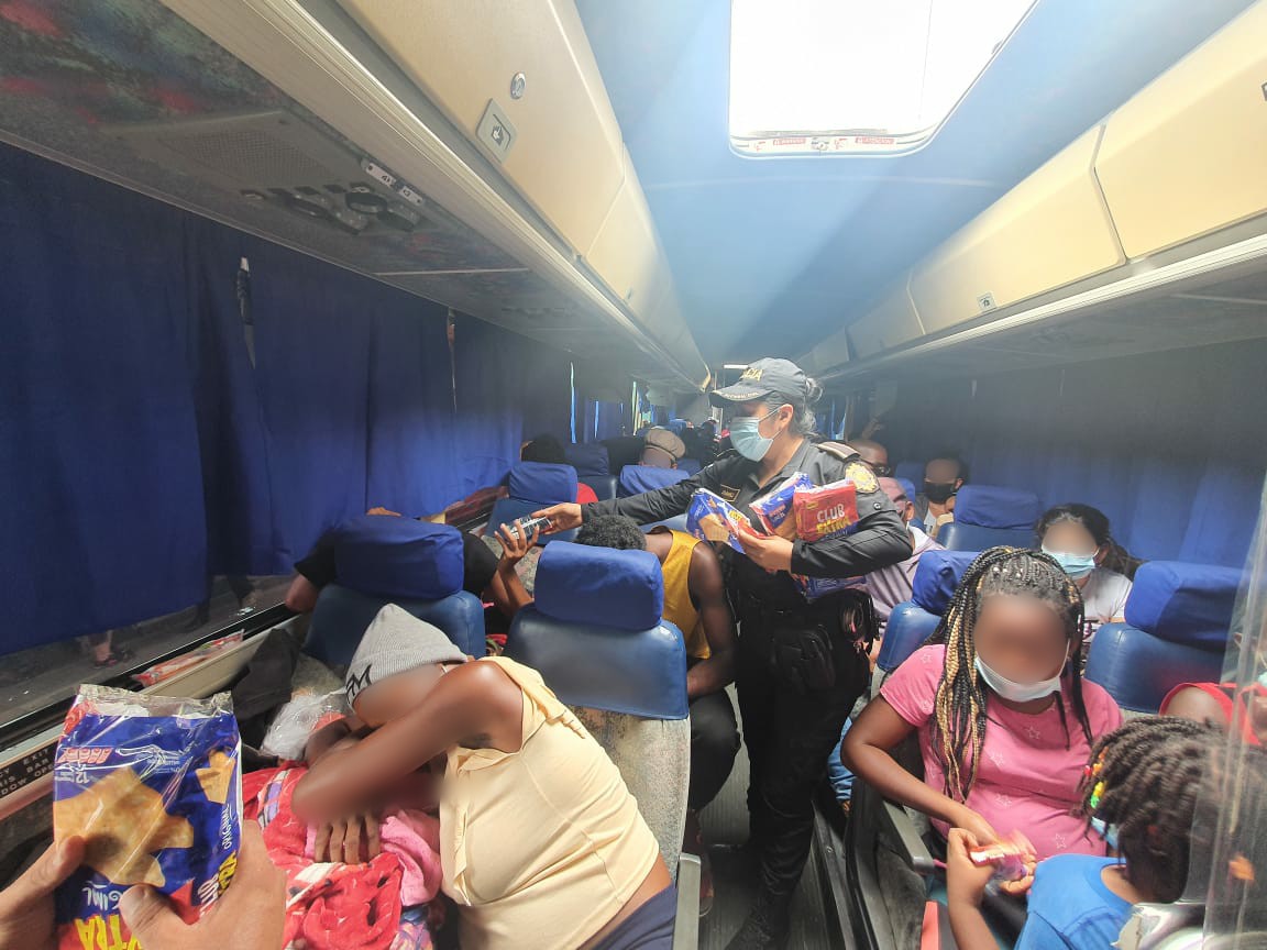 Los migrantes fueron trasladados a Migración: Foto Prensa Libre: PNC.