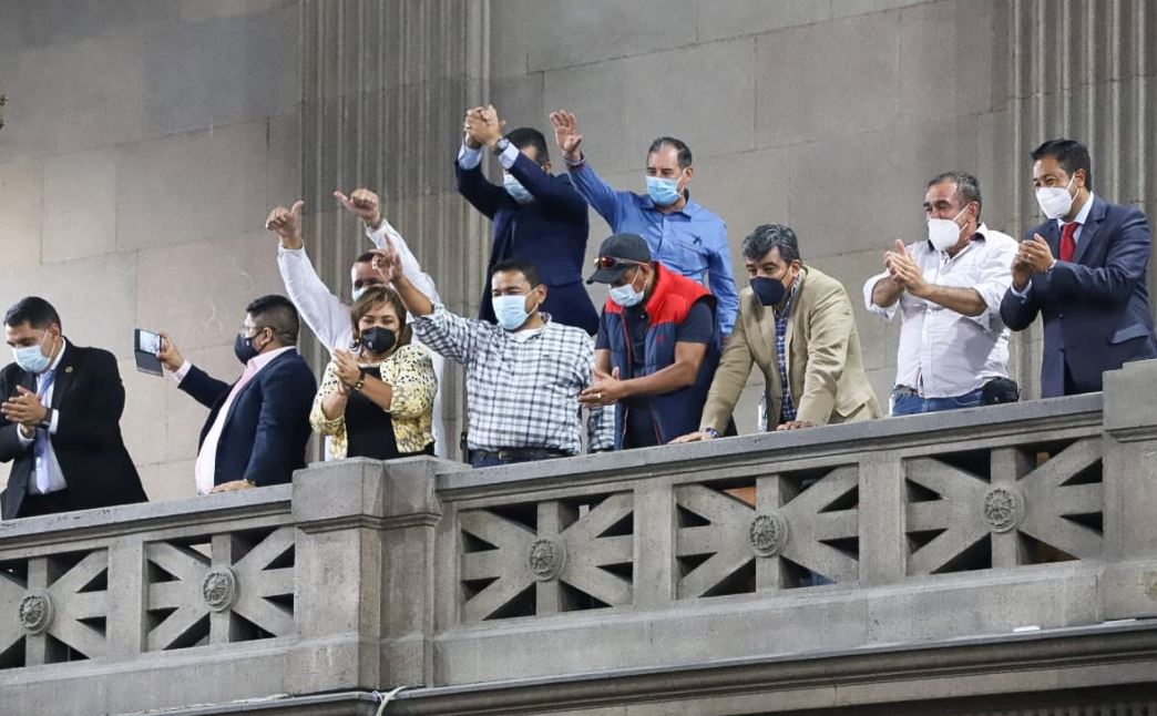 Desde el palco, un grupo de alcaldes aplaude la aprobación de la reforma a la Ley de Contrataciones del Estado el pasado 28 de abril, en la sesión donde se aprobaron las modificaciones. (Foto Prensa Libre: Congreso de la República)