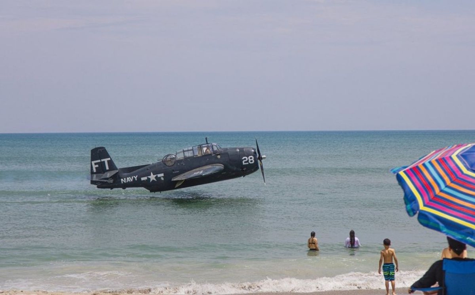 Momento en que el bombardero ameriza en una playa de Florida.