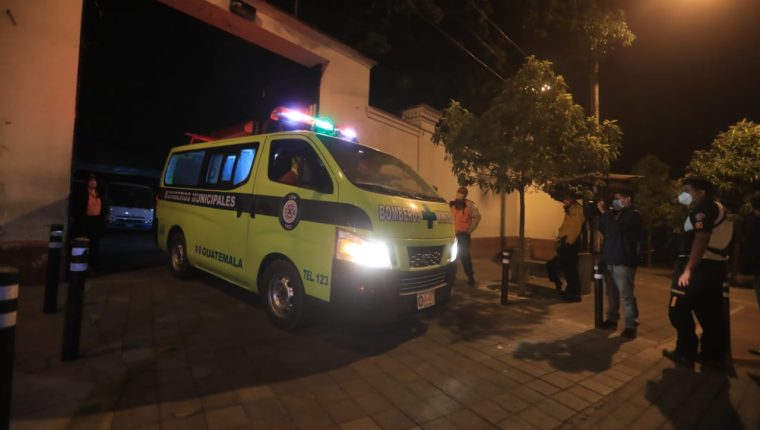 Socorristas que resultaron con quemaduras en incendio en Mixco son atendidos por bomberos. (Foto Prensa Libre: Hemeroteca PL)