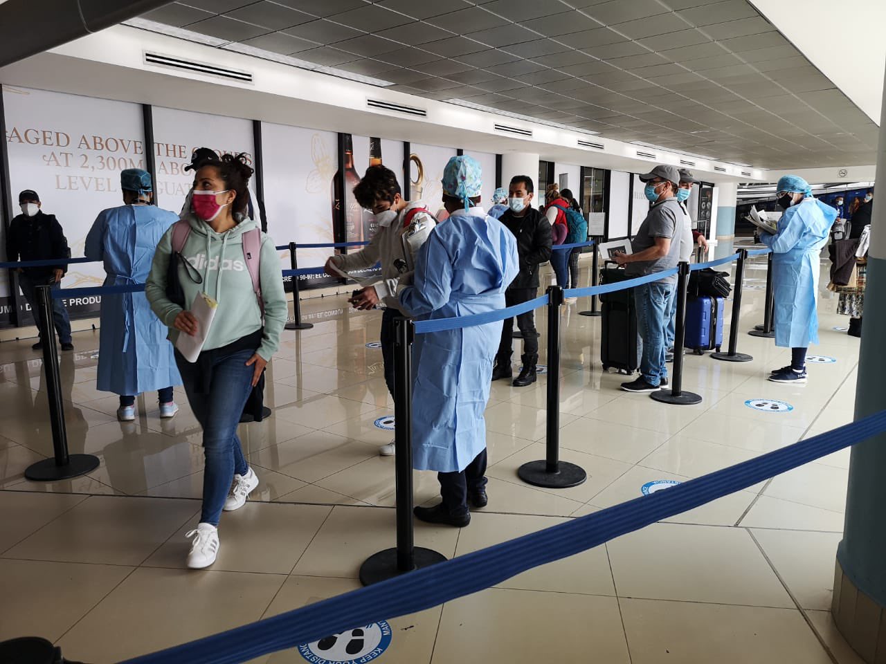 Cientos de guatemaltecos han decidido viajar a Estados Unidos para obtener la vacuna contra el covid-19 debido a la lentitud del sistema de Salud en Guatemala . (Foto Prensa Libre: DGAC)