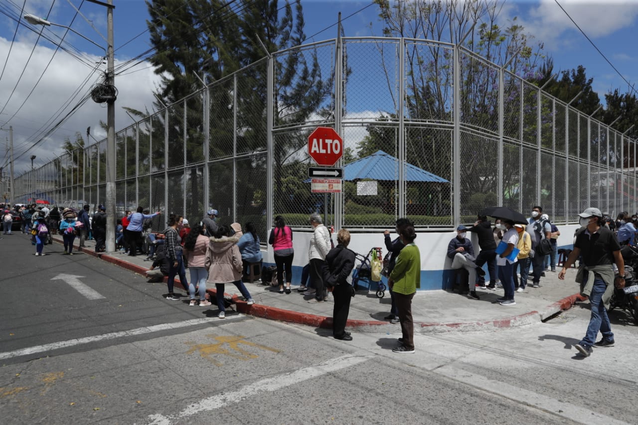 Salubristas y personas de la tercera edad esperan a ser inmunizados en uno de los puestos de vacunación. (Foto Prensa Libre: Esbin García)