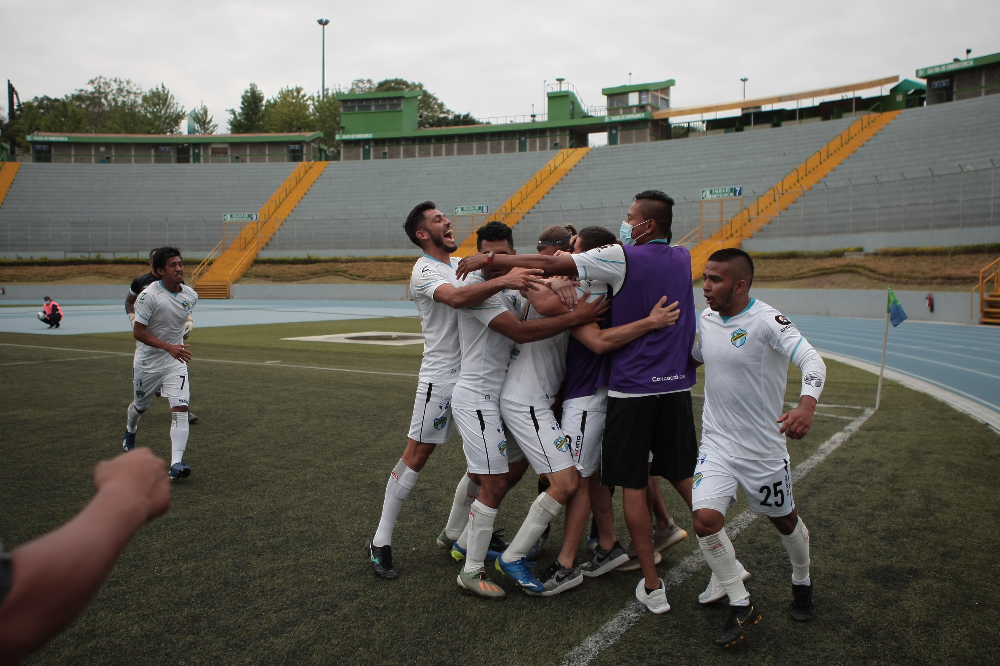 Los jugadores de Comunicaciones B festejan uno de los goles en el partido contra Xinabajul. (Foto Comunicaciones B).