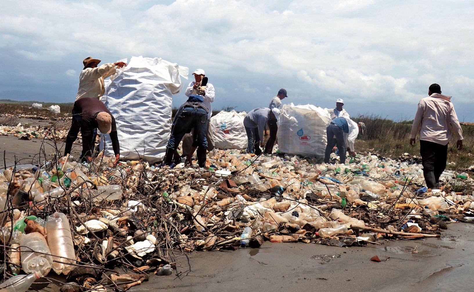 Trabajadores tratan de limpiar un área de la desembocadura del río Motagua. (Foto Prensa Libre: Hemeroteca PL)