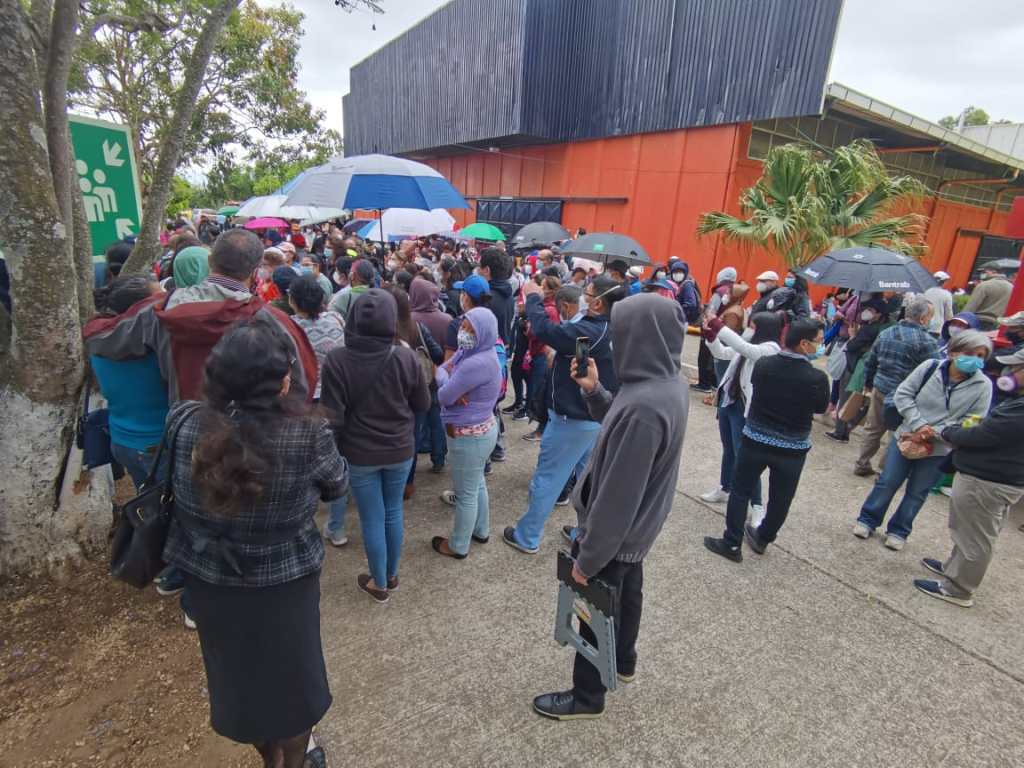 Personas aguardan por una dosis de la vacuna contra el covid-19 este Viernes Santo: Foto: María Renée Barrientos