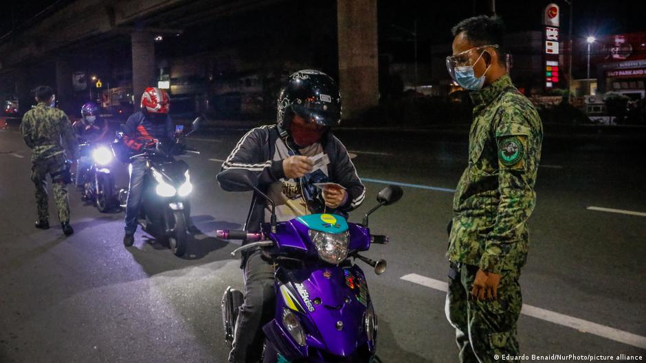 Agentes de policía inspeccionan a cada automovilista en el puesto de control de cuarentena en las carreteras pequeñas y de conexión en la ciudad de Antipolo.